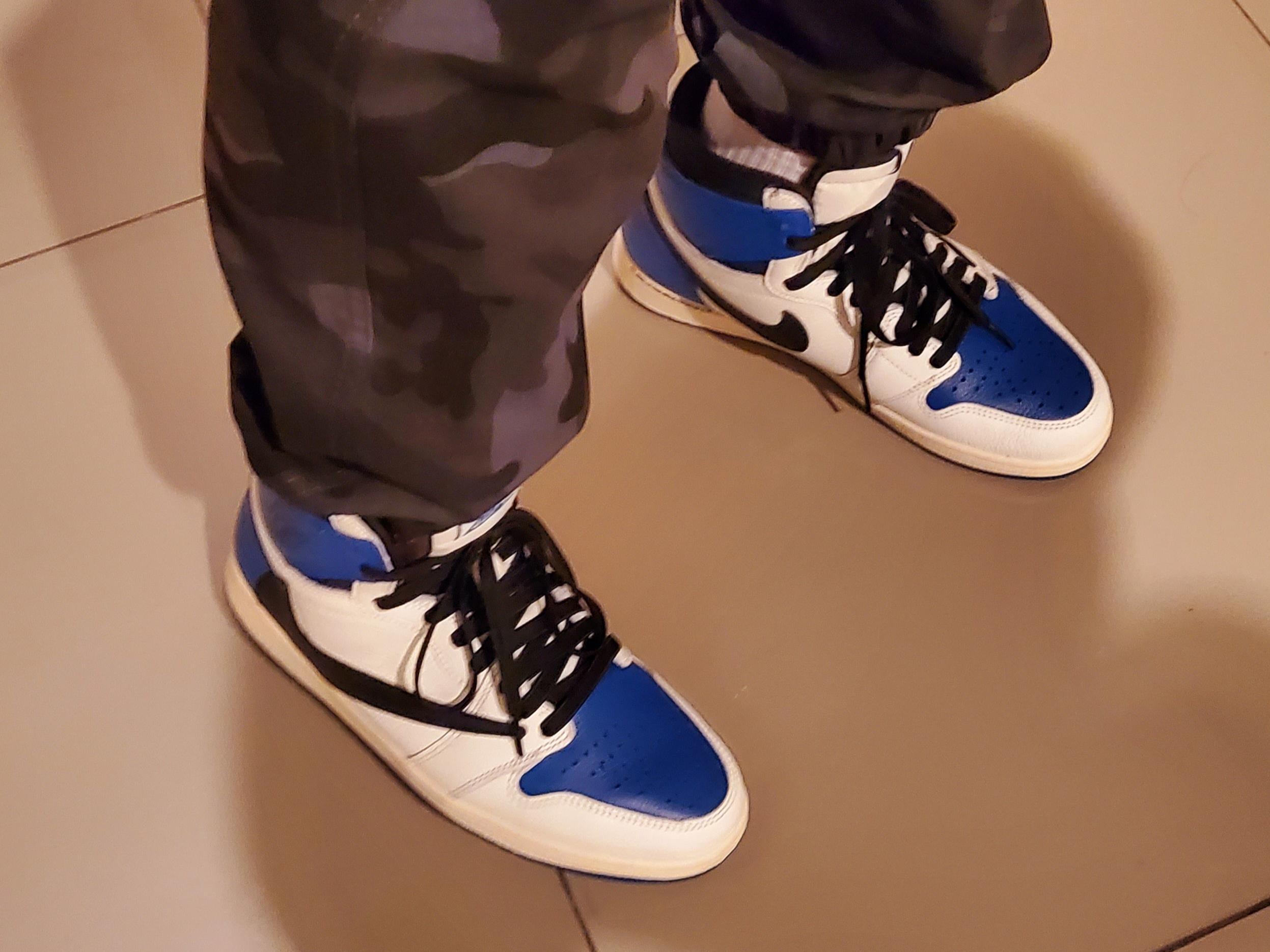 Jordan 1 x Travis Scott x Fragment Retro High OG SP Military Blue 착용 스타일 - 2