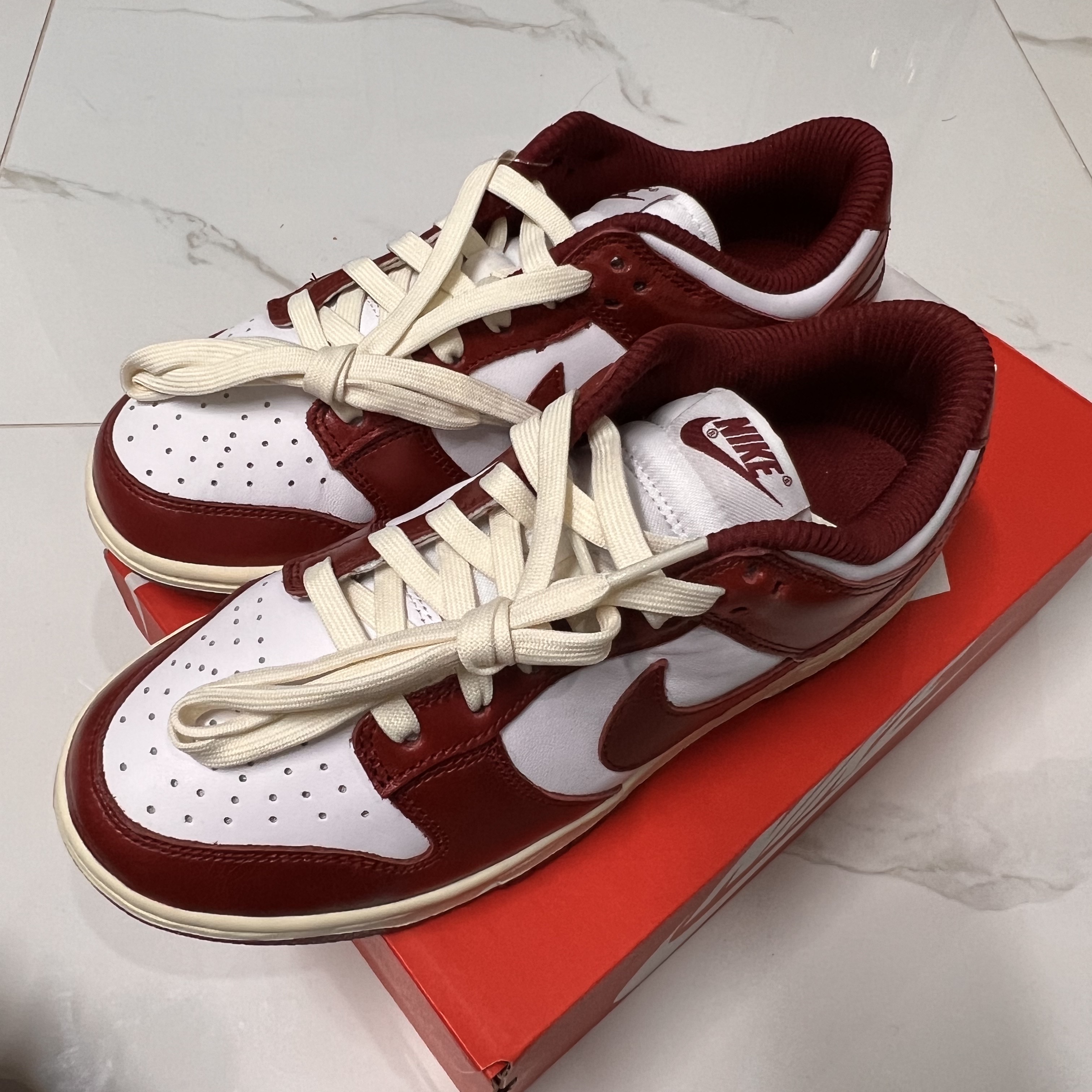 (W) Nike Dunk Low Retro PRM Team Red and White 착용 스타일 - 1