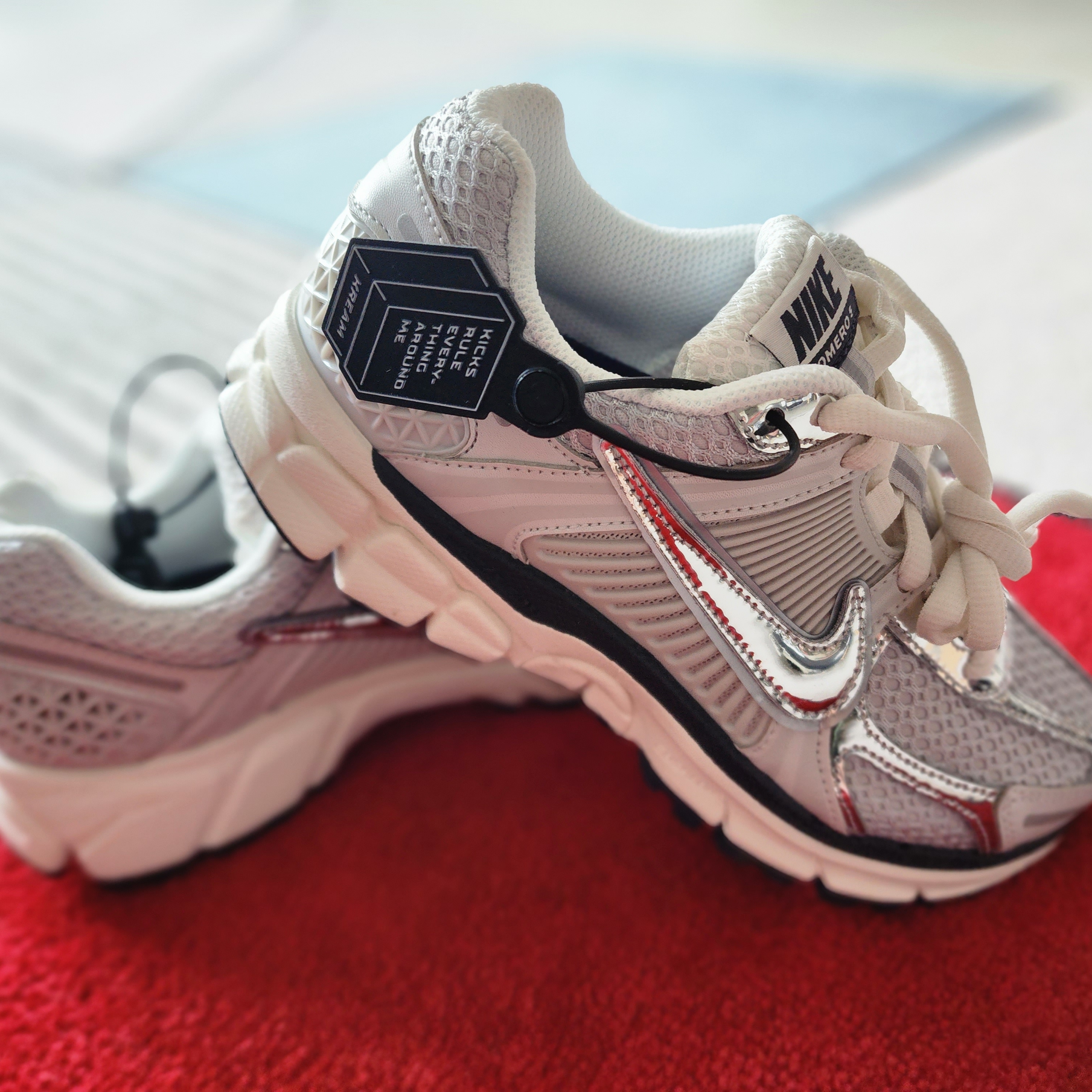 (W) Nike Zoom Vomero 5 Photon Dust and Metallic Silver 착용 스타일
