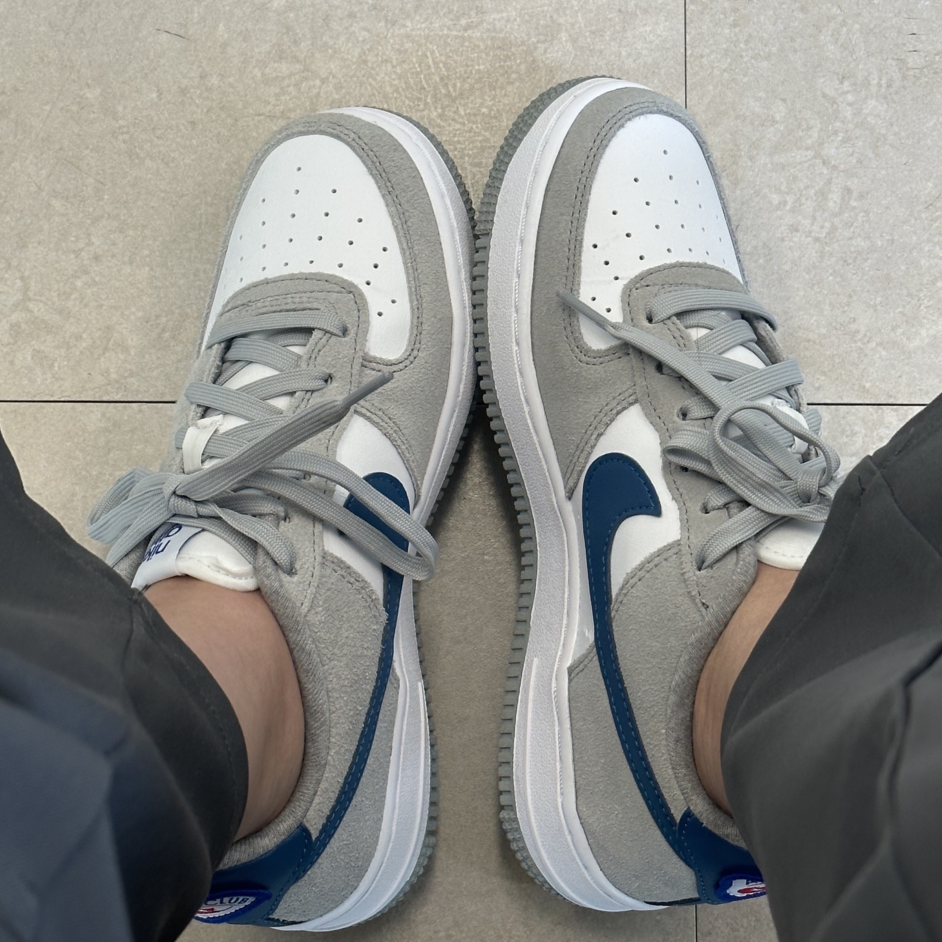 (GS) Nike Air Force 1 LV8 Athletic Club Light Smoke Grey Marina 착용 스타일