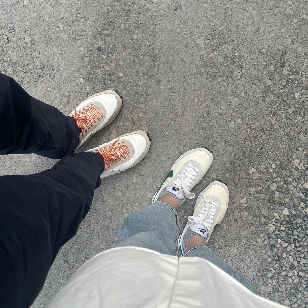 (W) Nike Daybreak SE Sail Rush Orange, (W) Nike Daybreak Coconut Milk Green 착용 스타일