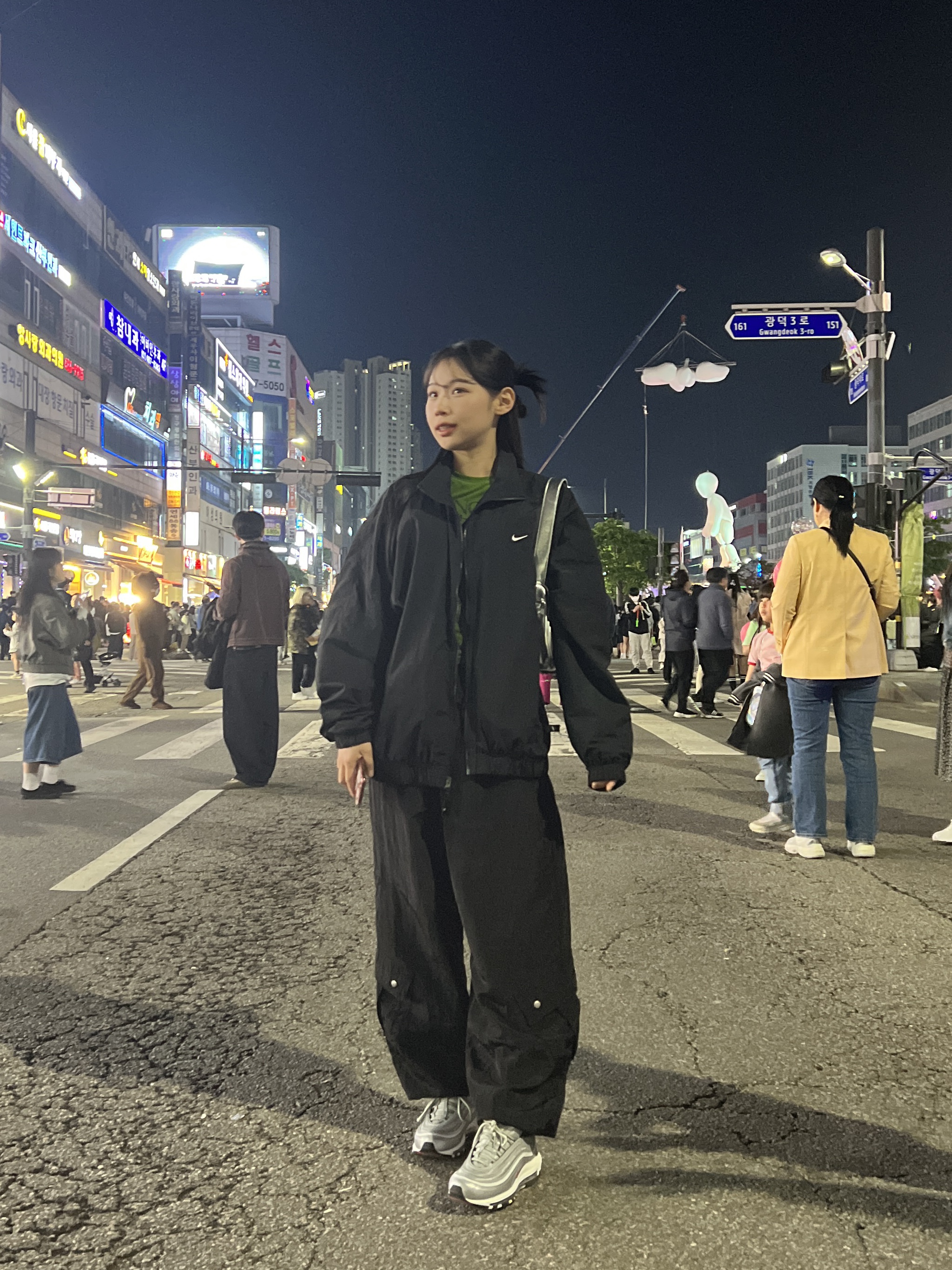 Nike Air Max 97 OG Silver Bullet 2022, Nike NRG Solo Swoosh Woven Track Jacket Black - Asia 착용 스타일 - 3
