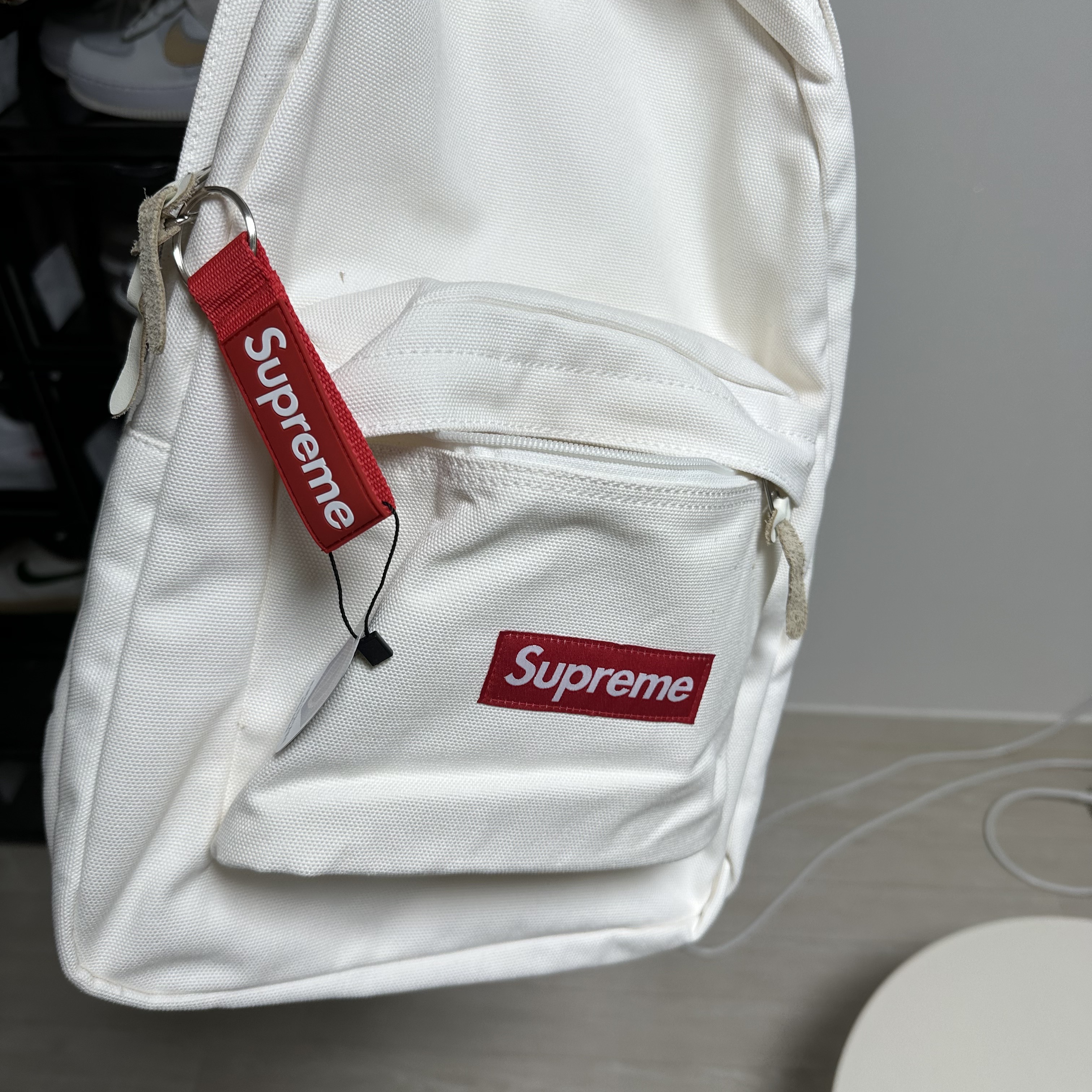 Supreme Webbing Keychain Red - 23SS 착용 스타일