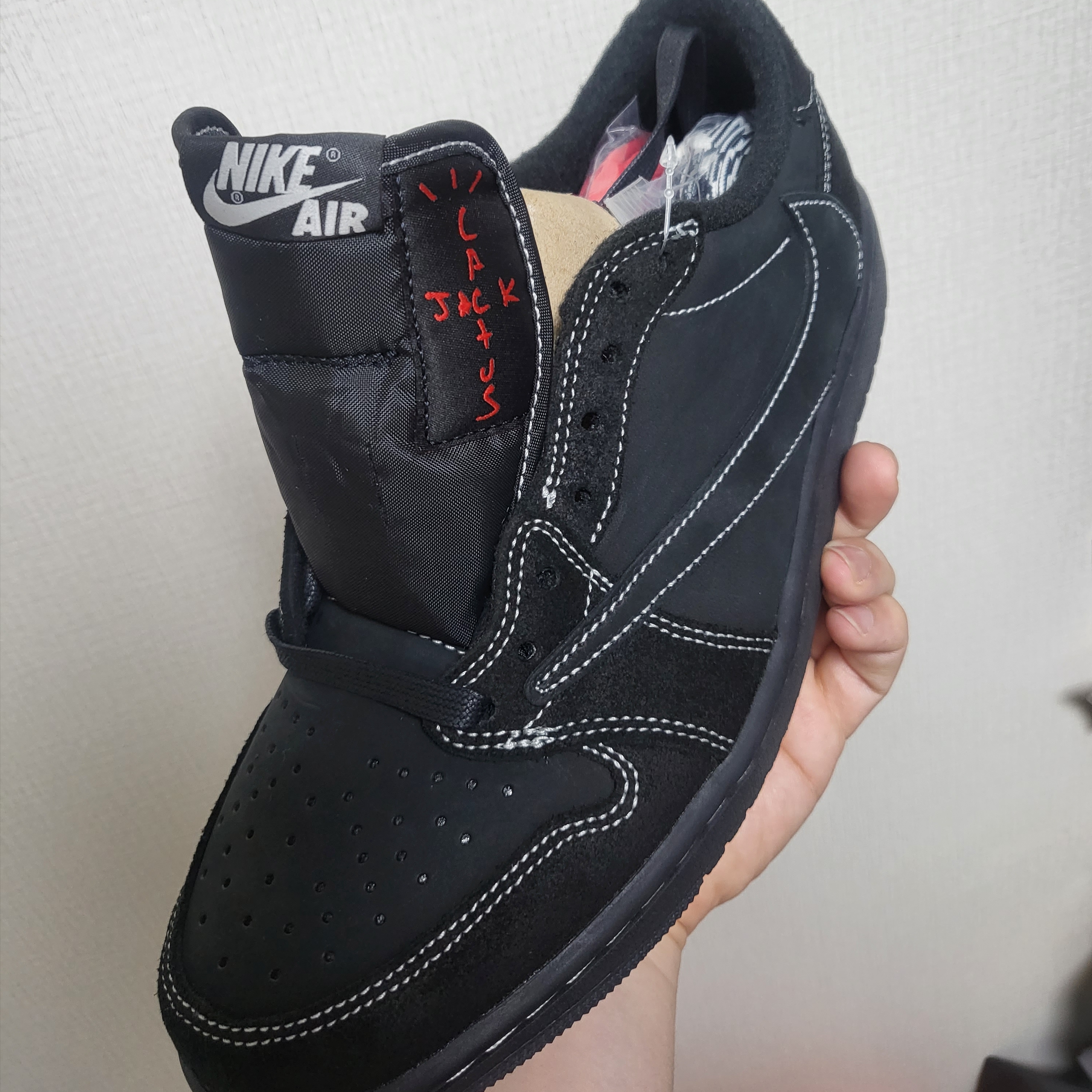 Jordan 1 x Travis Scott Retro Low OG SP Black Phantom 착용 스타일 - 3