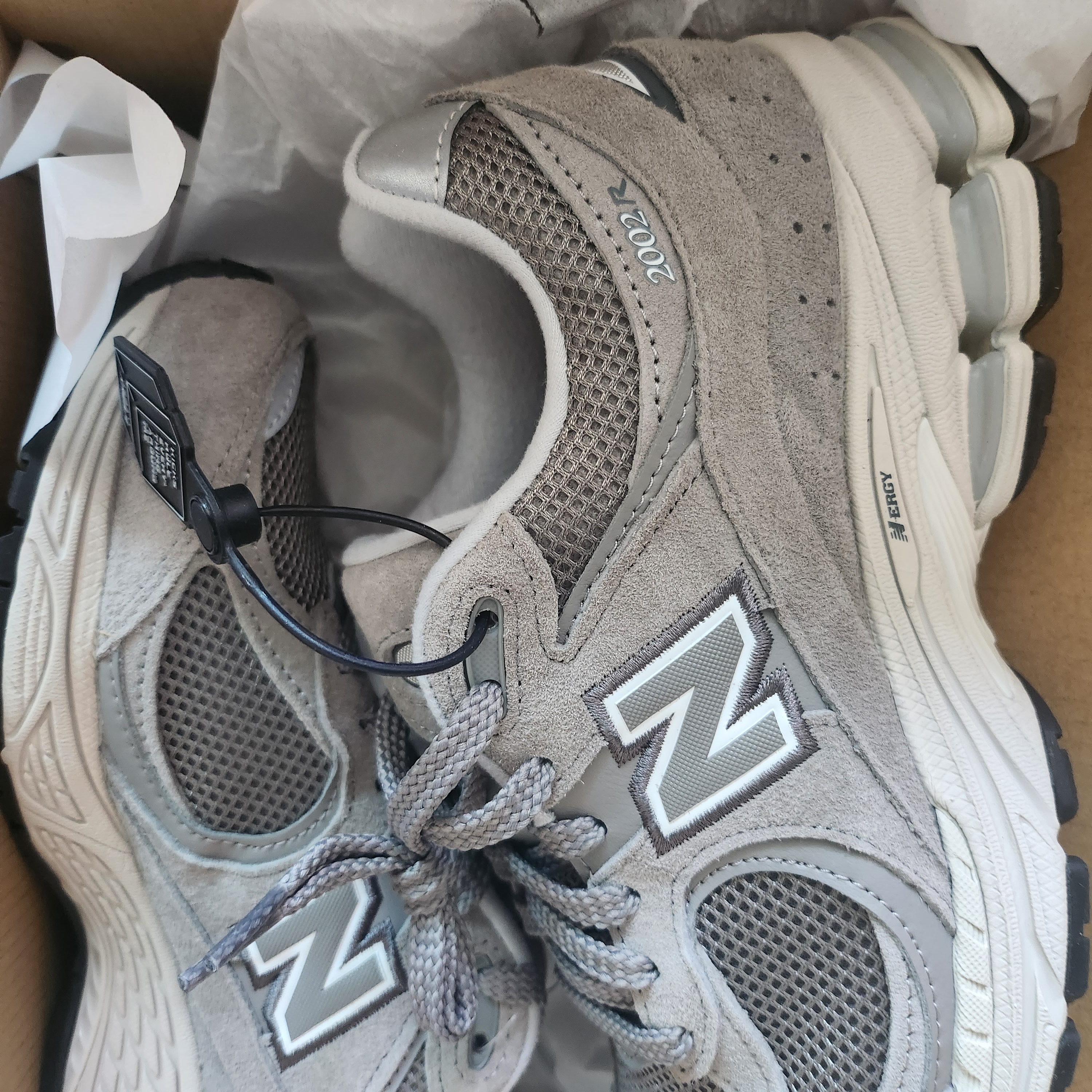 New Balance 2002R Grey 착용 스타일
