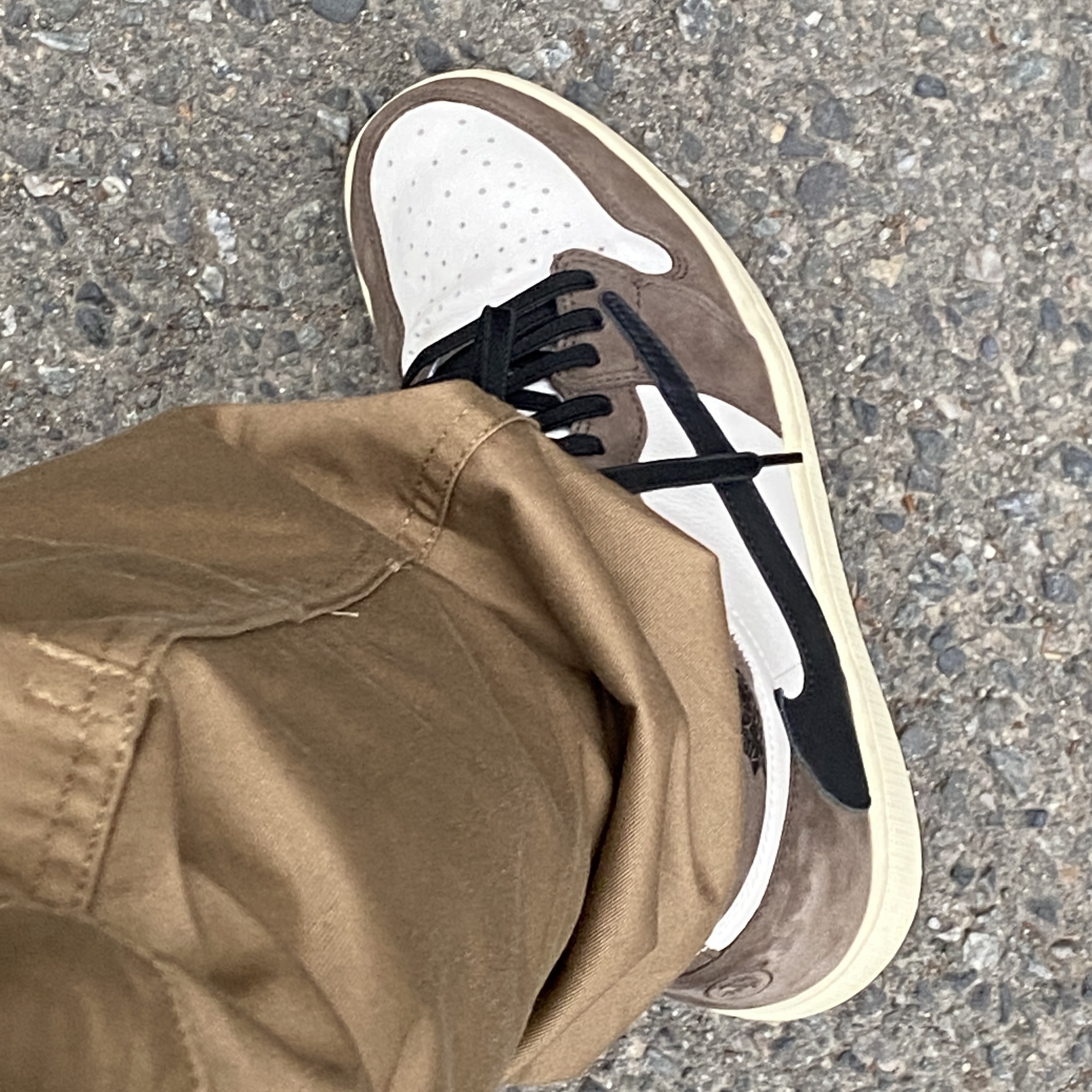 Jordan 1 x Travis Scott Retro High OG SP Mocha 착용 스타일 - 1