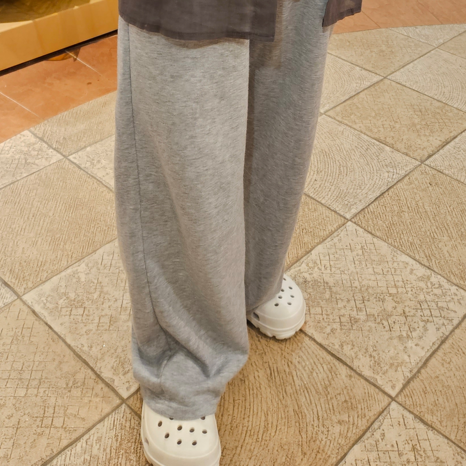 Crocs All Terrain Clog White Multi 착용 스타일 - 2