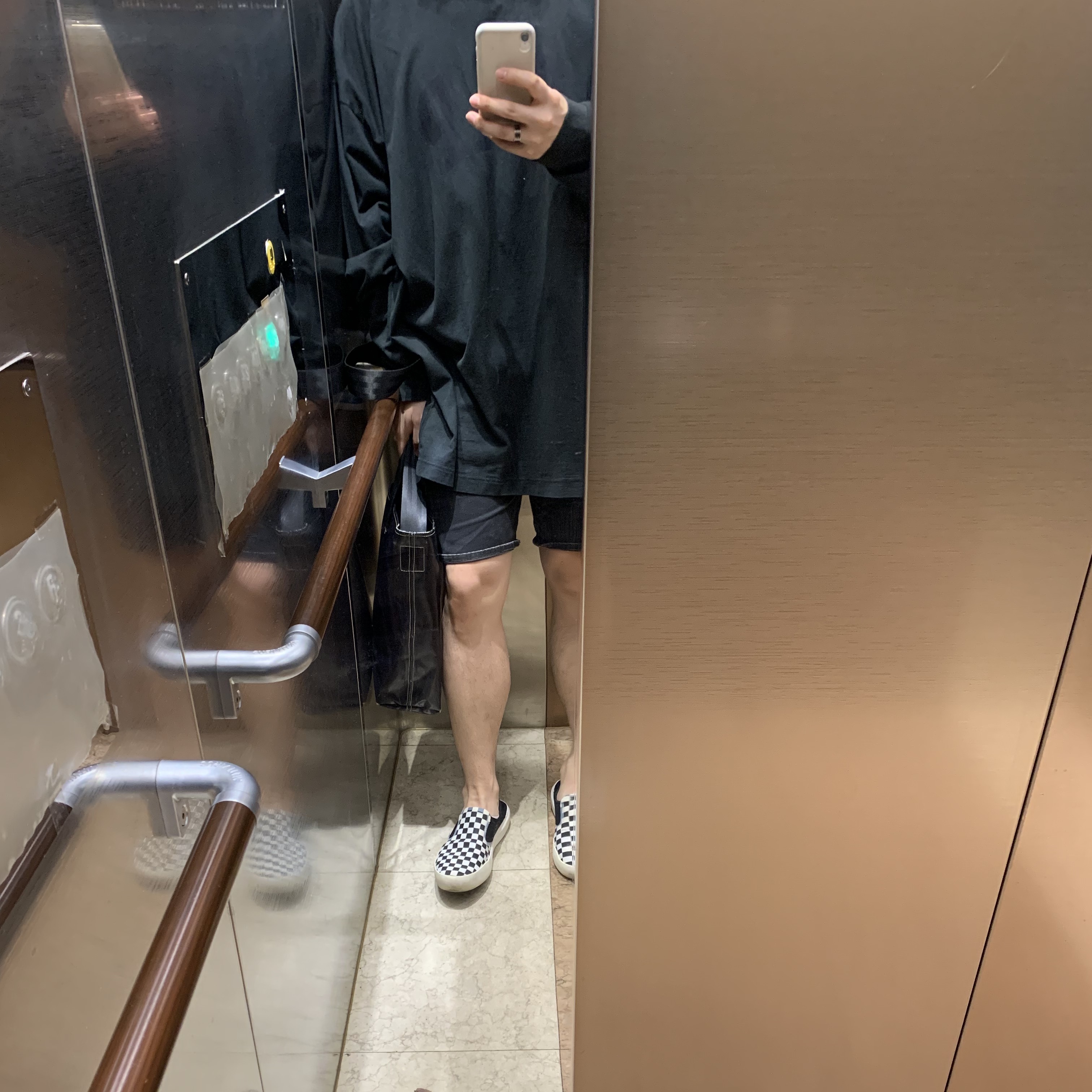 반스 체커보드 컴피쿠시 원 블랙, 이지 갭 엔지니어드 바이 발렌시아가 도브 롱슬리브 티셔츠 워시드 블랙 착용 스타일