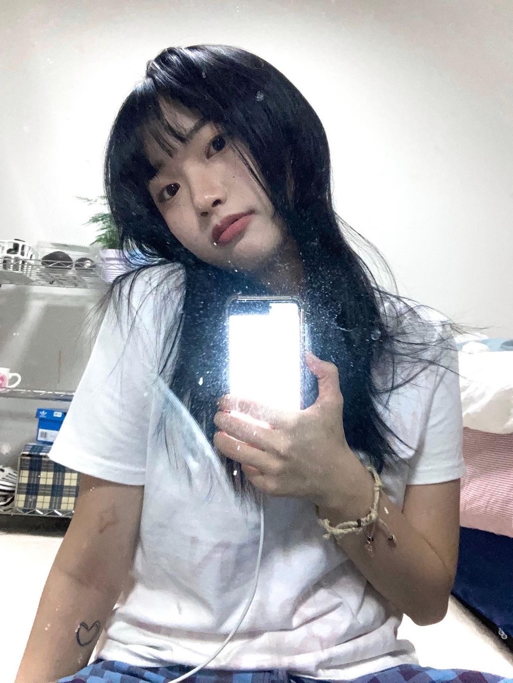 [KREAM 단독] Safarispot Women 1/2 Highway Inn T-Shirt White Red 착용 스타일 - 2