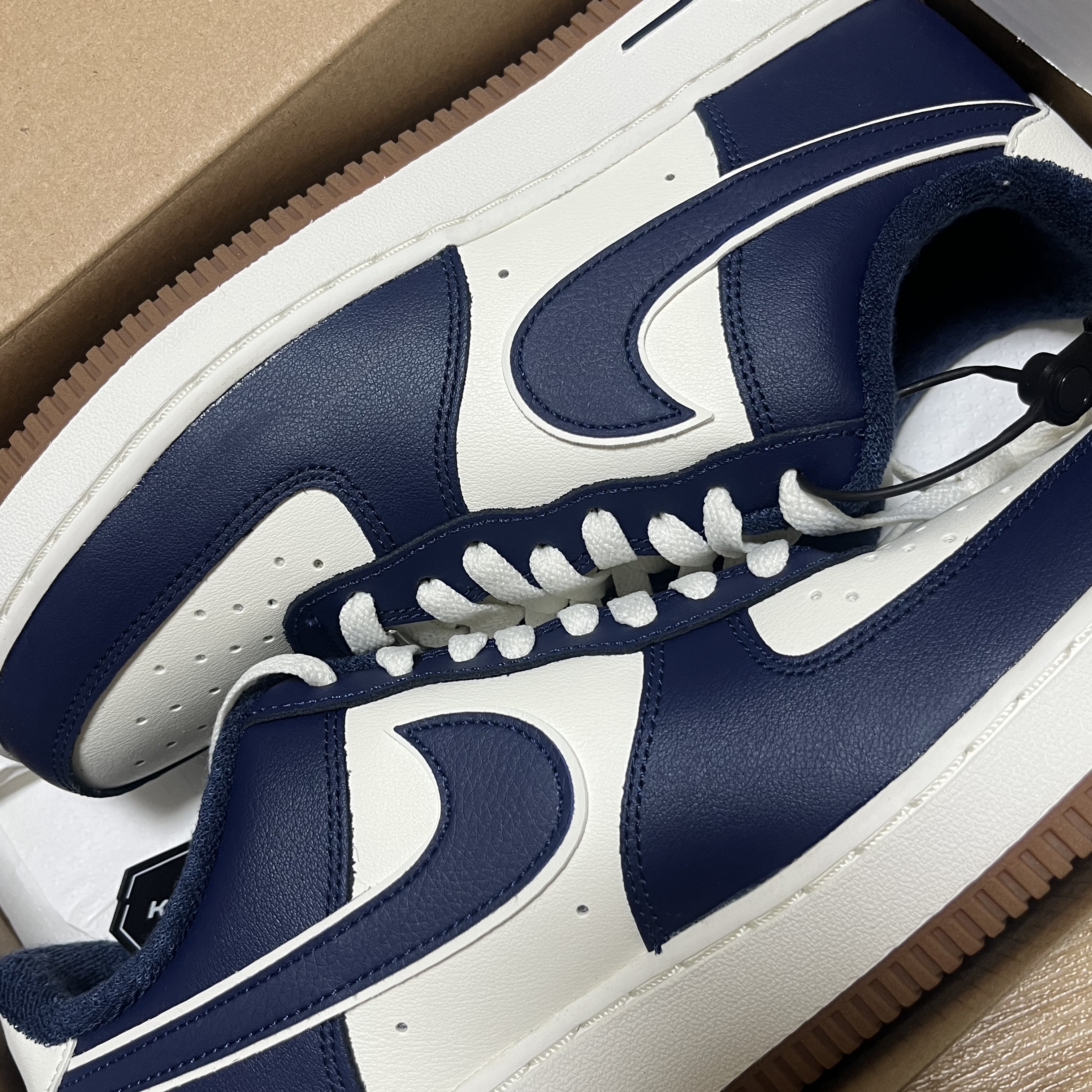 Nike Air Force 1 '07 LV8 Midnight Navy 착용 스타일