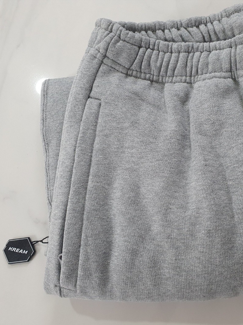 Nike x Stussy NRG Fleece Pants Dark Grey Heather (DO9340-063) 착용 스타일 - 2