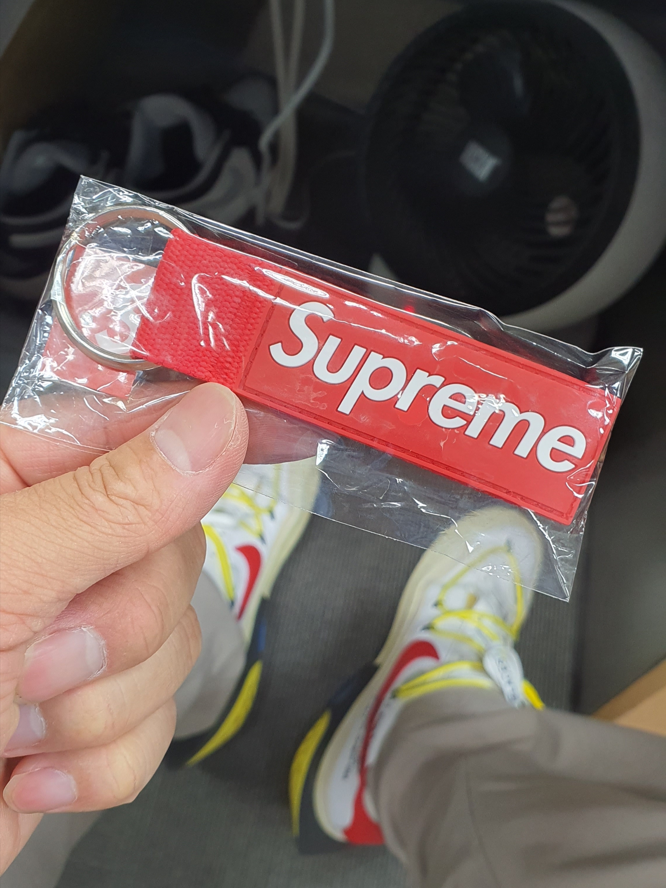 Supreme Webbing Keychain Red - 23SS, Nike x Off-White Blazer Low '77 White and University Red 착용 스타일