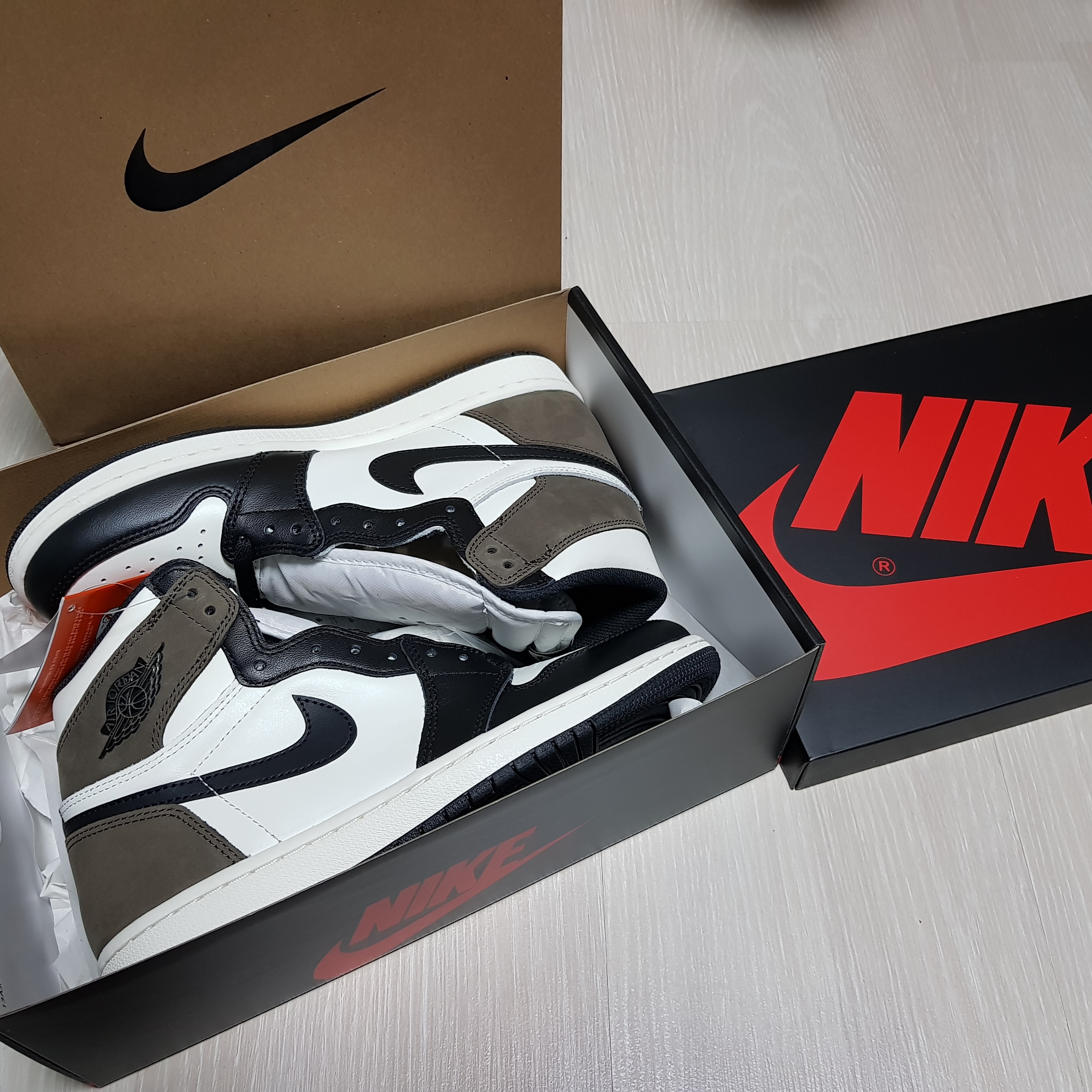 Jordan 1 Retro High OG Black Mocha 착용 스타일