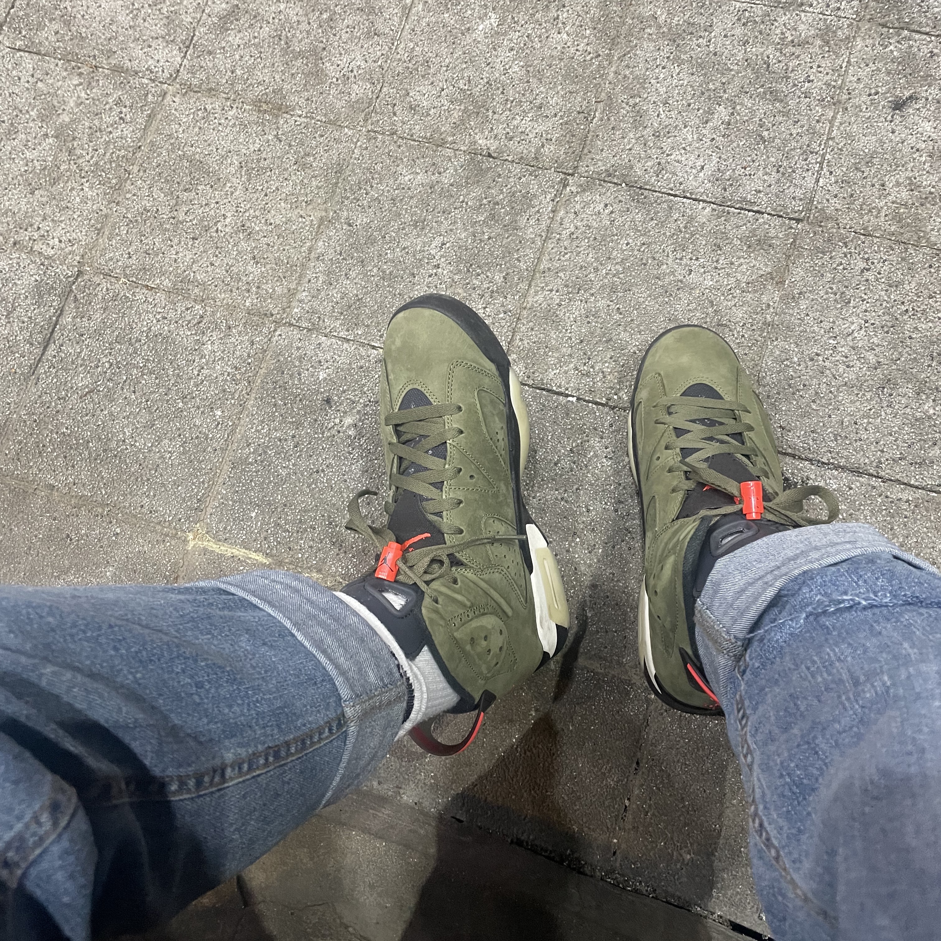 Jordan 6 x Travis Scott Retro Olive 착용 스타일 - 2