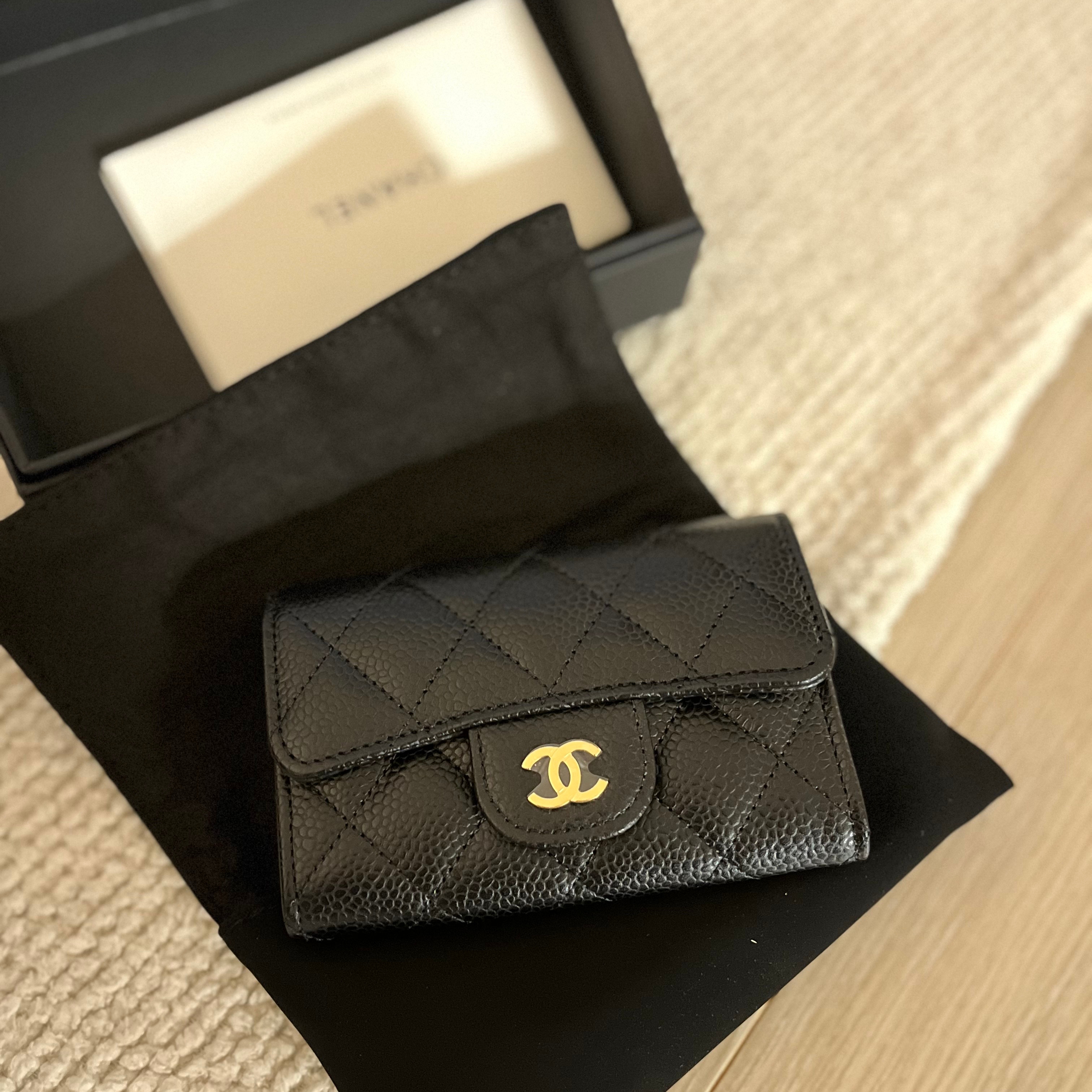 Chanel Classic Card Holder Grained Calfskin & Gold Black 착용 스타일