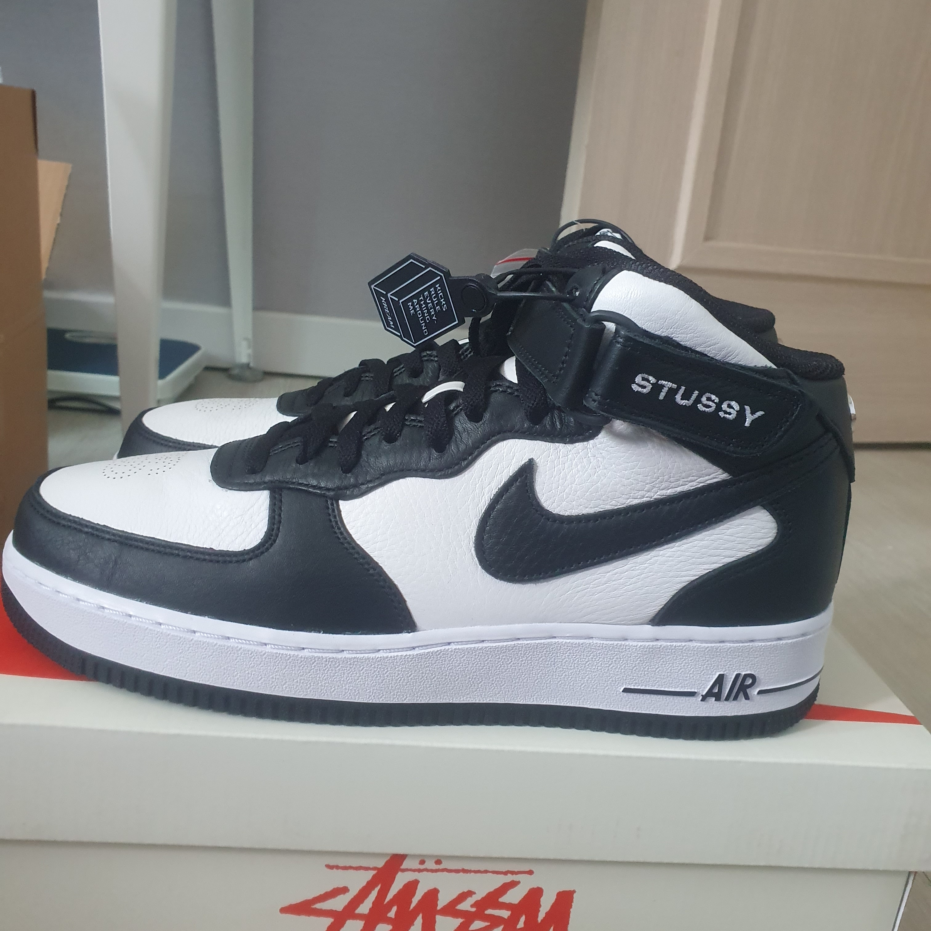 Nike x Stussy Air Force 1 '07 Mid SP Black and Light Bone 착용 스타일
