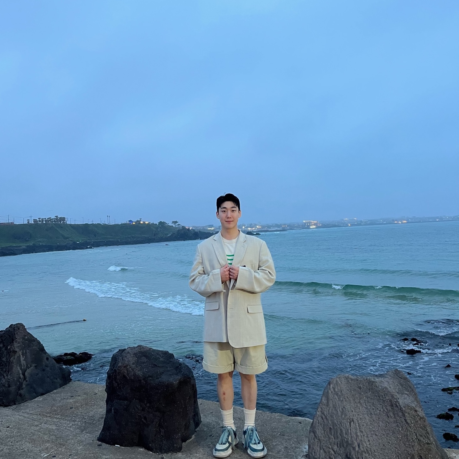메종 미하라 야스히로 웨인 OG 솔 디스트레스 레더 로우탑 스니커즈 블루 화이트 착용 스타일 - 1