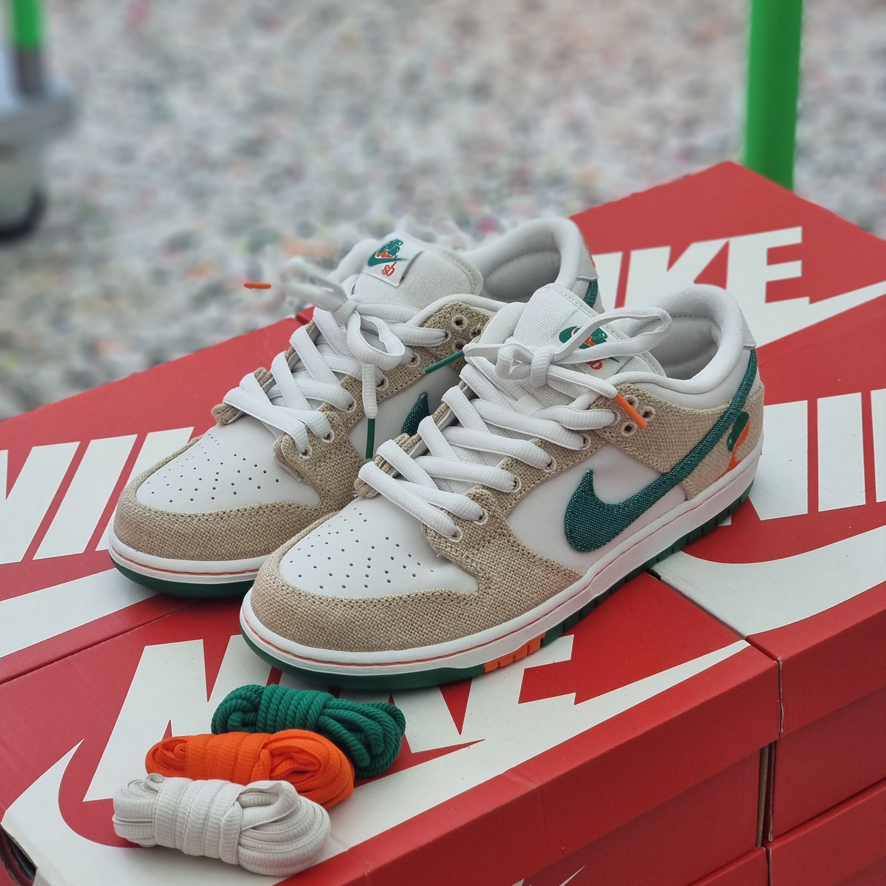 Nike x Jarritos SB Dunk Low Phantom and Malachite 착용 스타일
