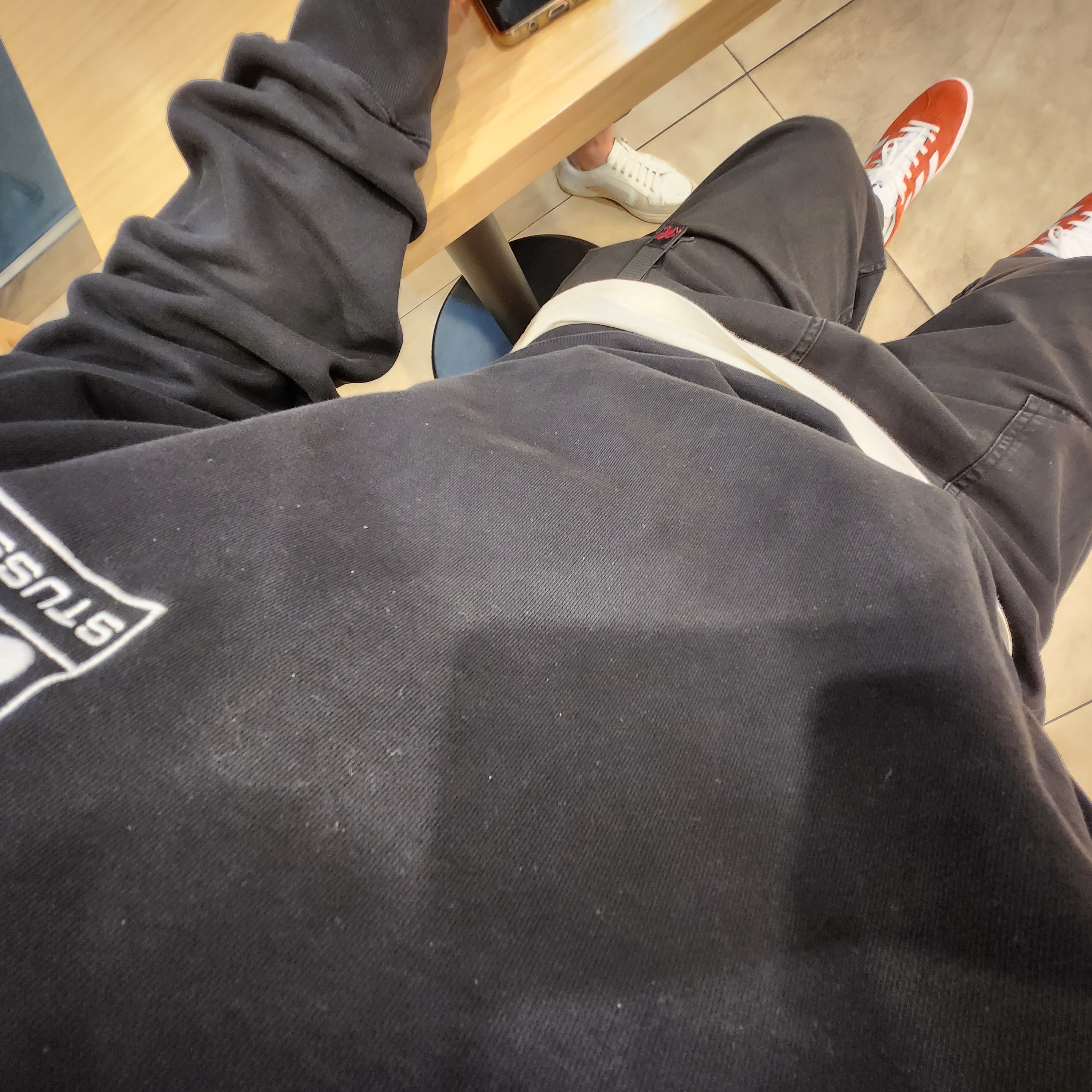 Adidas Gazelle 85 Preloved Red Cloud White, Nike x Stussy NRG Washed Fleece Crewneck Black (DO5310-010) 착용 스타일 - 1