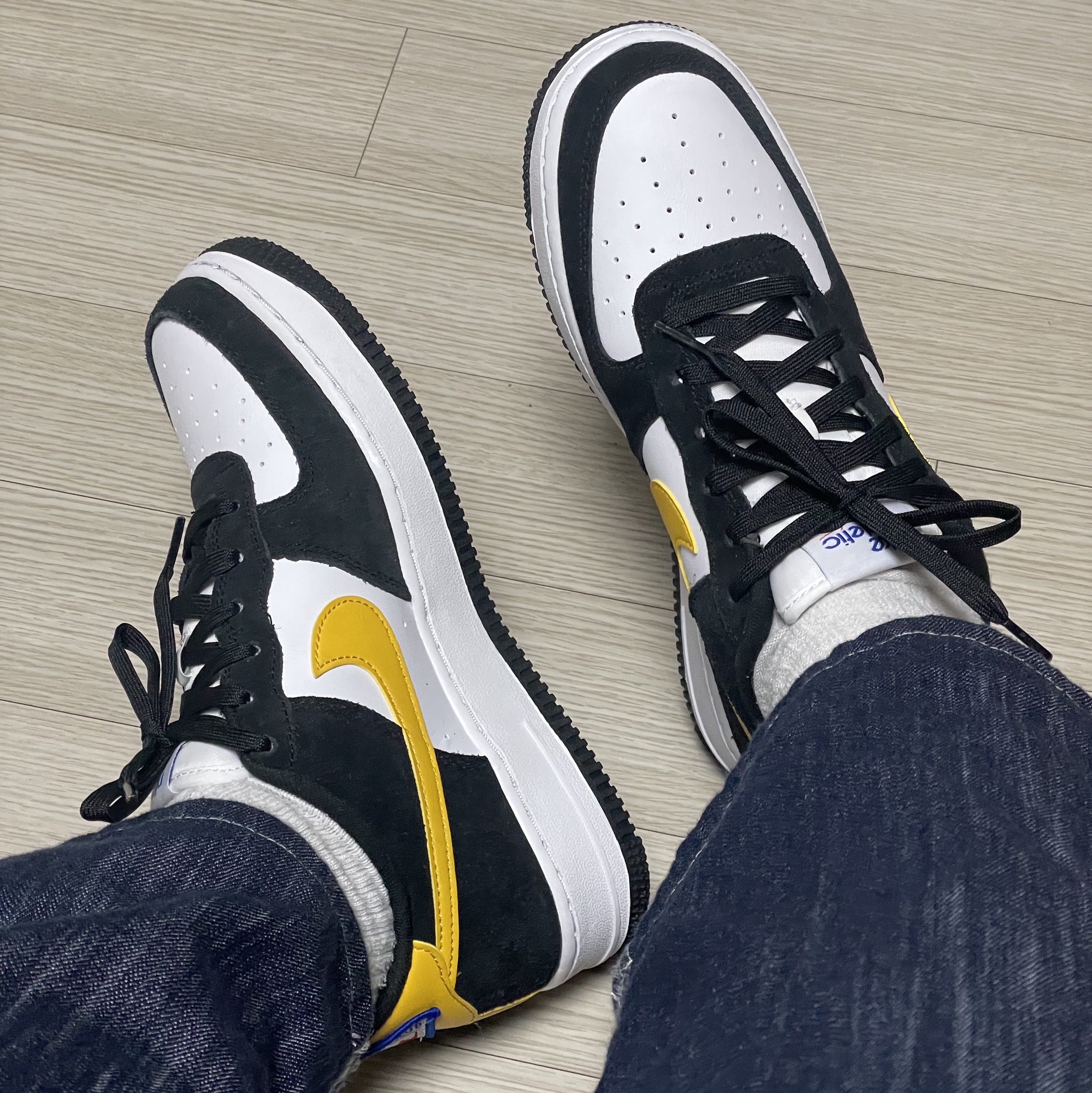 (GS) Nike Air Force 1 LV8 Athletic Club Black Dark Sulfur 착용 스타일