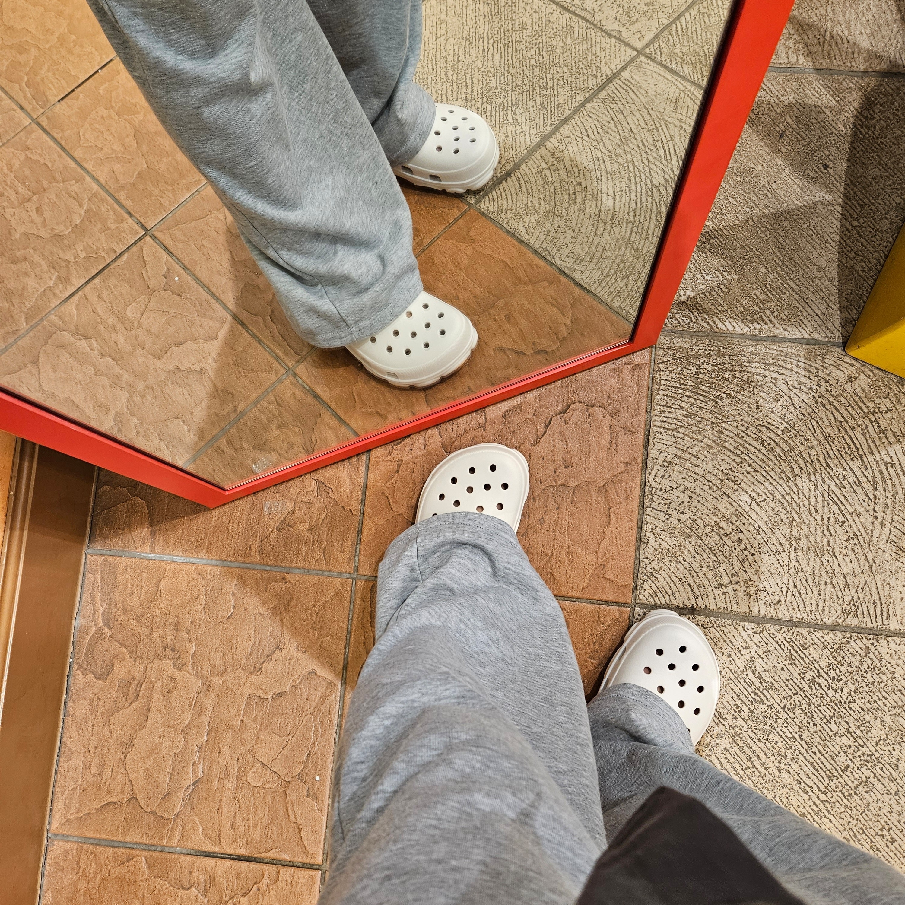 Crocs All Terrain Clog White Multi 착용 스타일 - 1