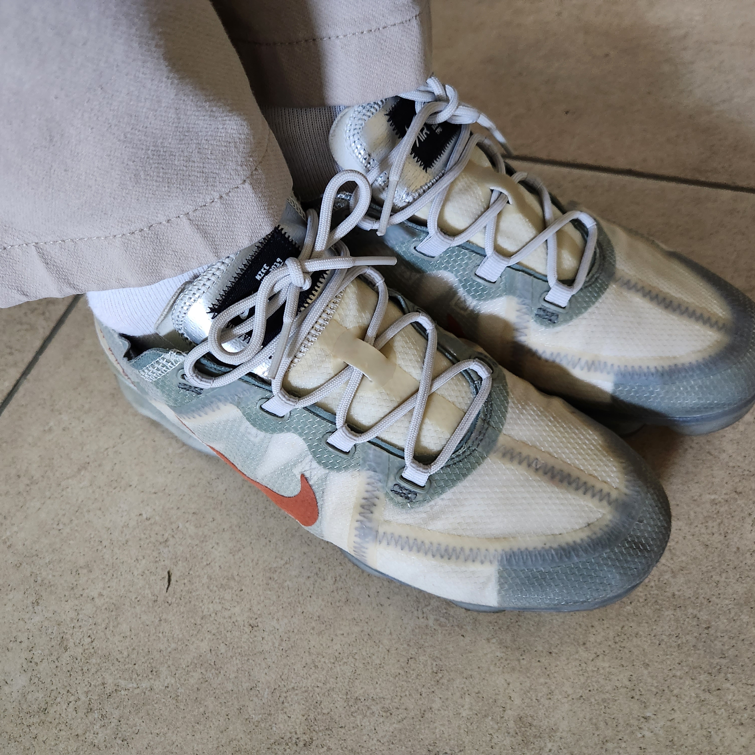 Nike Air VaporMax 2019 Light Olive 착용 스타일