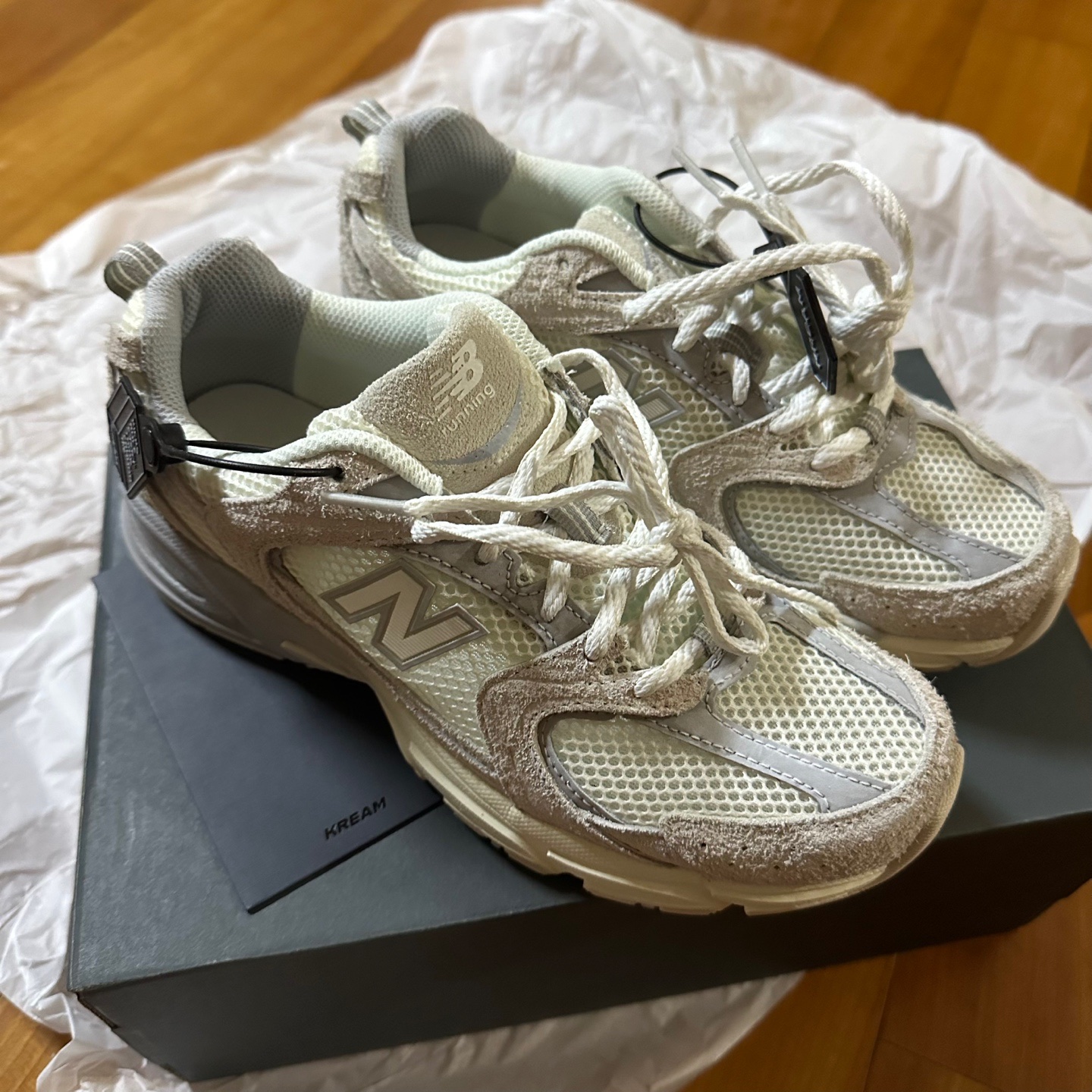 New Balance 530 Premium Vintage Beige 착용 스타일