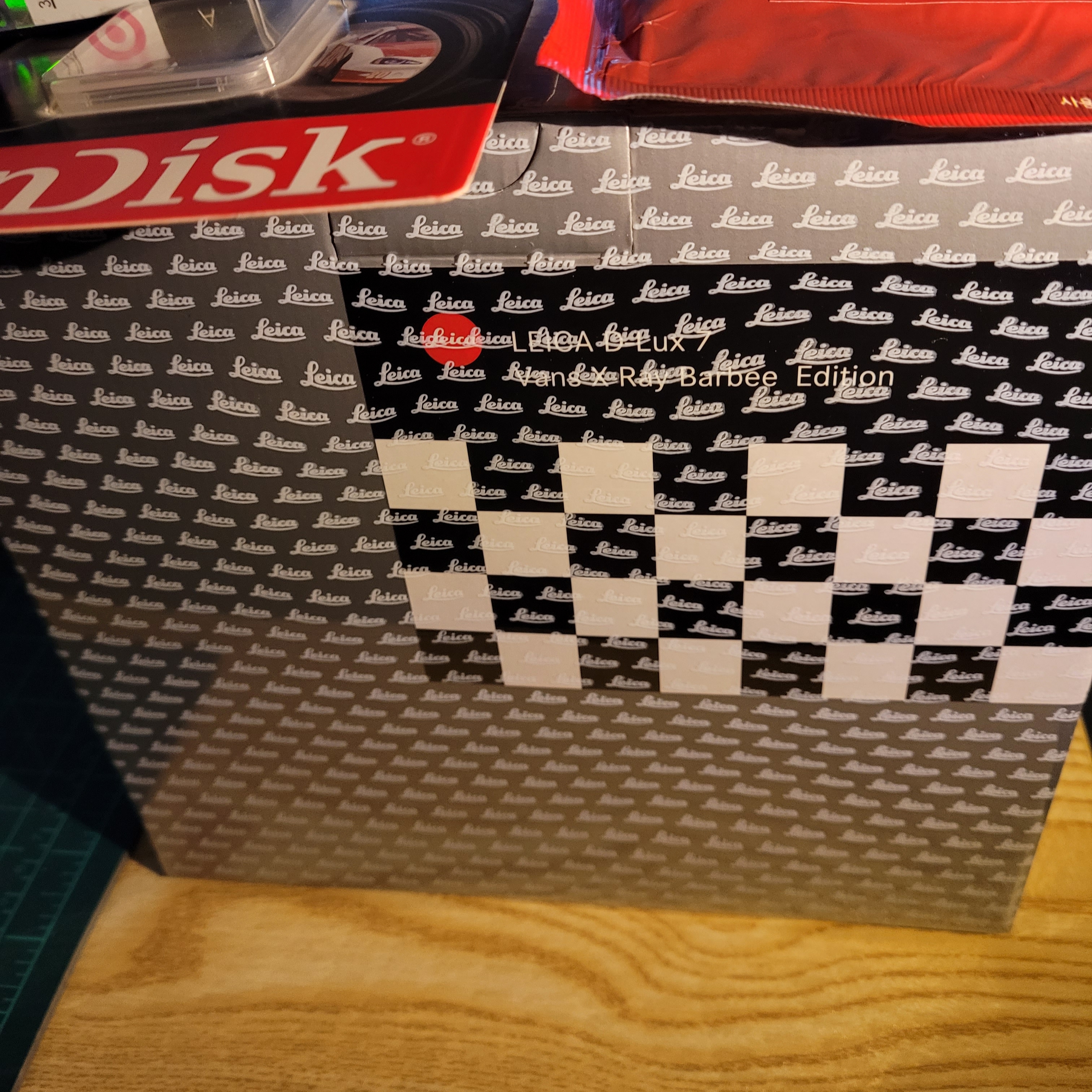 Leica x Vans x Ray Barbee D-Lux 7 Checkerboard (Korean Ver.) 착용 스타일