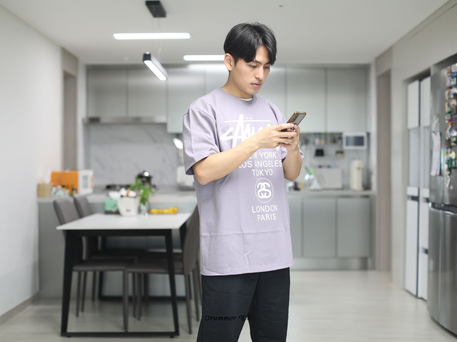 Stussy World Tour T-Shirt Mauve 2023 착용 스타일 - 2
