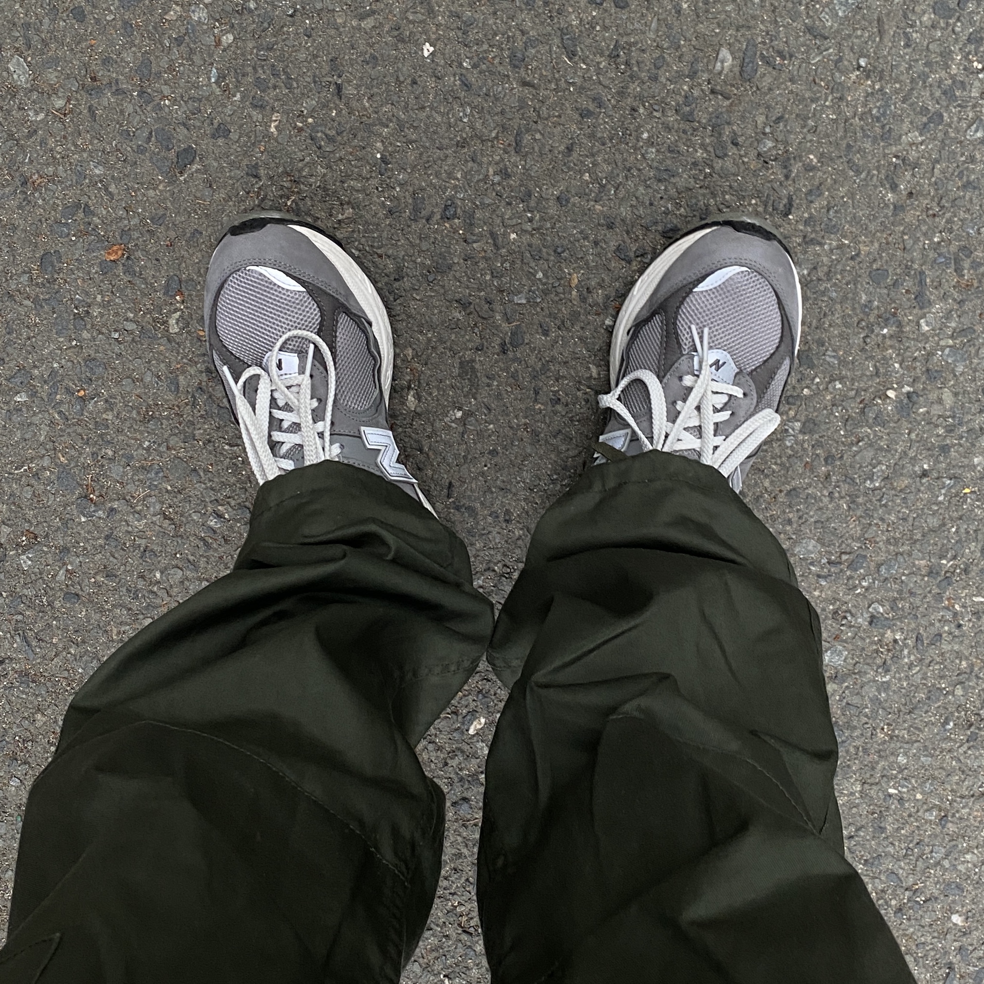 New Balance 2002R Premium Vintage Grey 착용 스타일