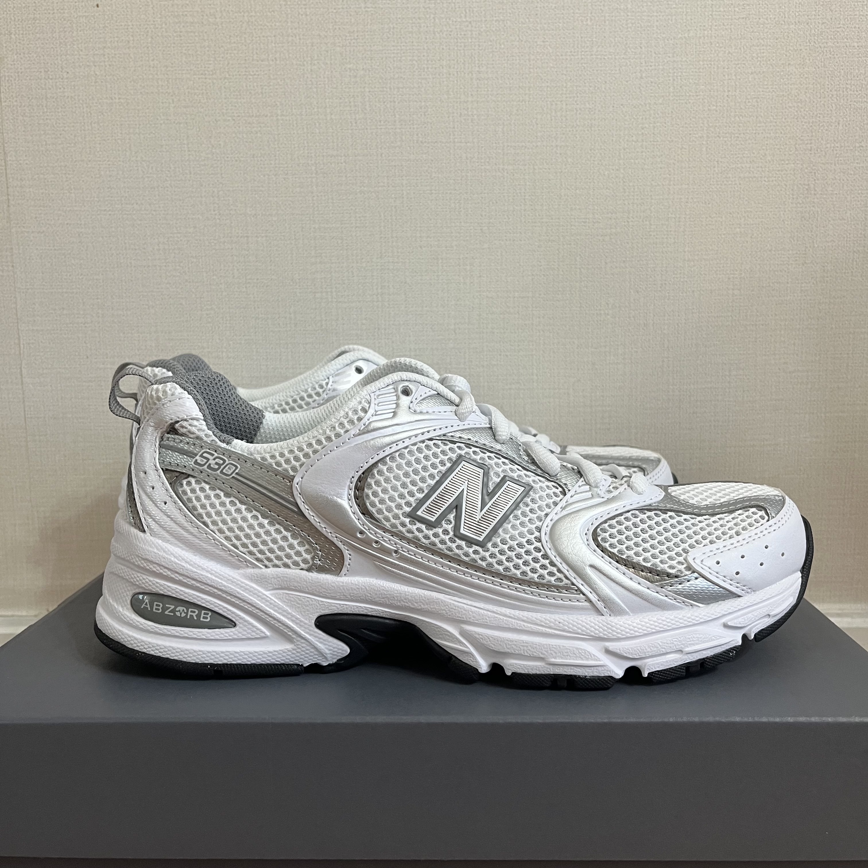 New Balance 530 White Silver 착용 스타일 - 1