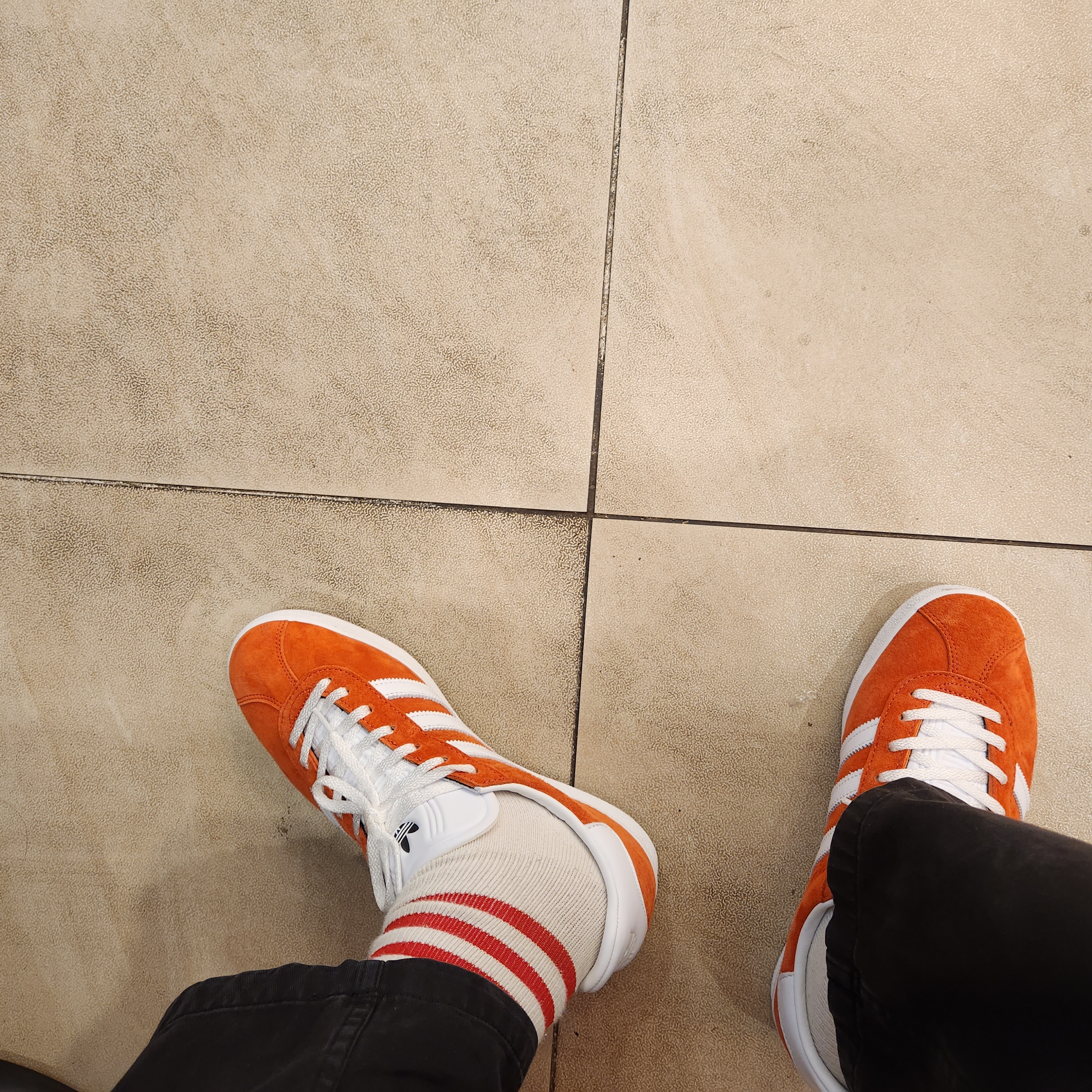Adidas Gazelle 85 Preloved Red Cloud White, Nike x Stussy NRG Washed Fleece Crewneck Black (DO5310-010) 착용 스타일 - 2