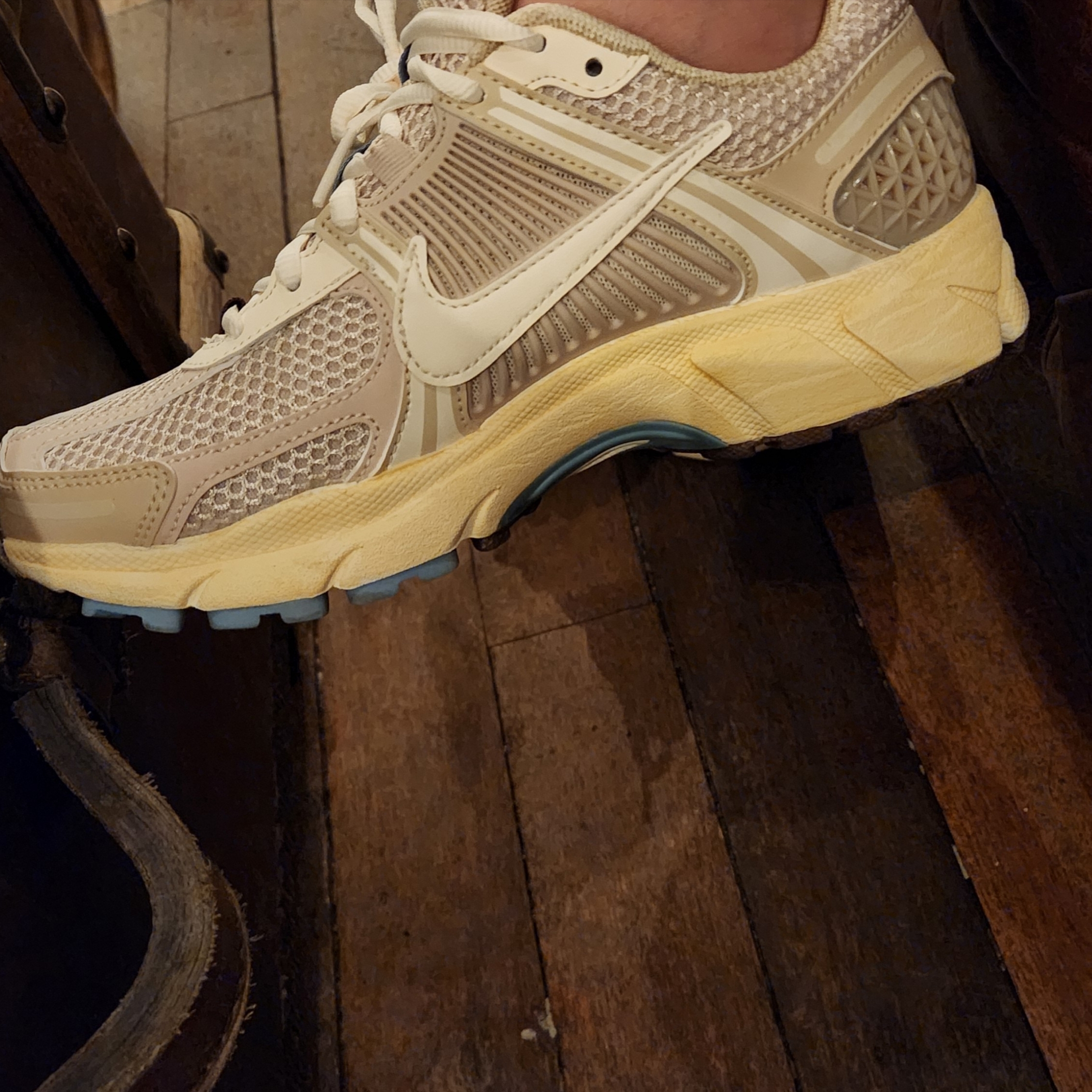 (W) Nike Zoom Vomero 5 Oatmeal 착용 스타일