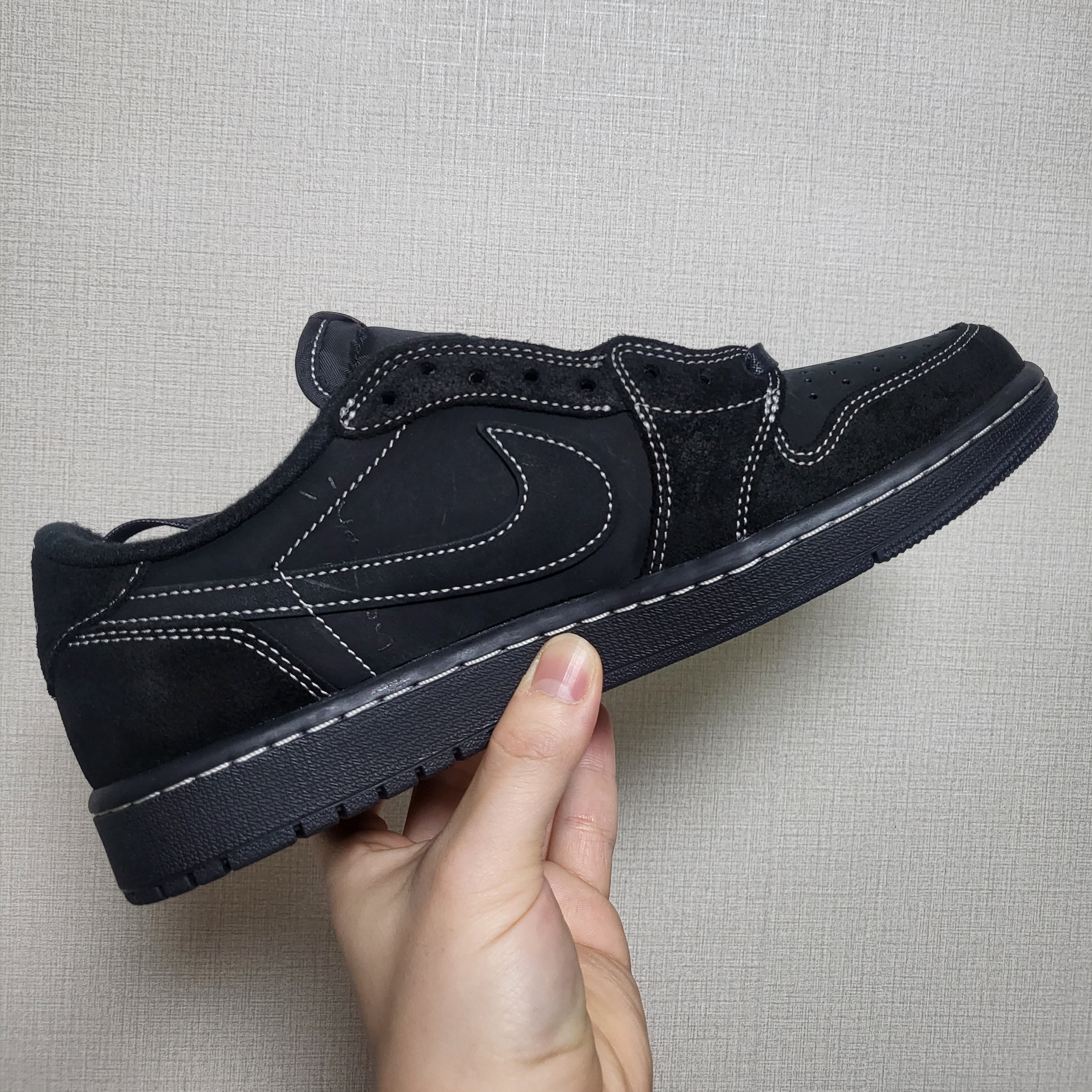 Jordan 1 x Travis Scott Retro Low OG SP Black Phantom 착용 스타일 - 2