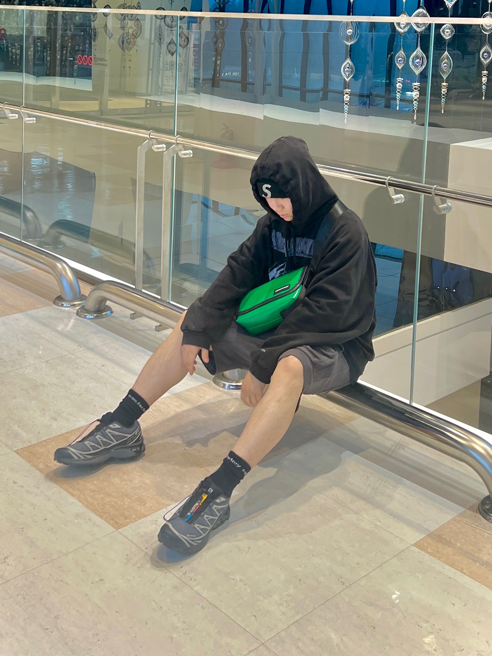 Project G/R Mind Slaughter Vintage Washeed Hoodie Black, Salomon XT-6 Gore-Tex Black Ebony 착용 스타일 - 3