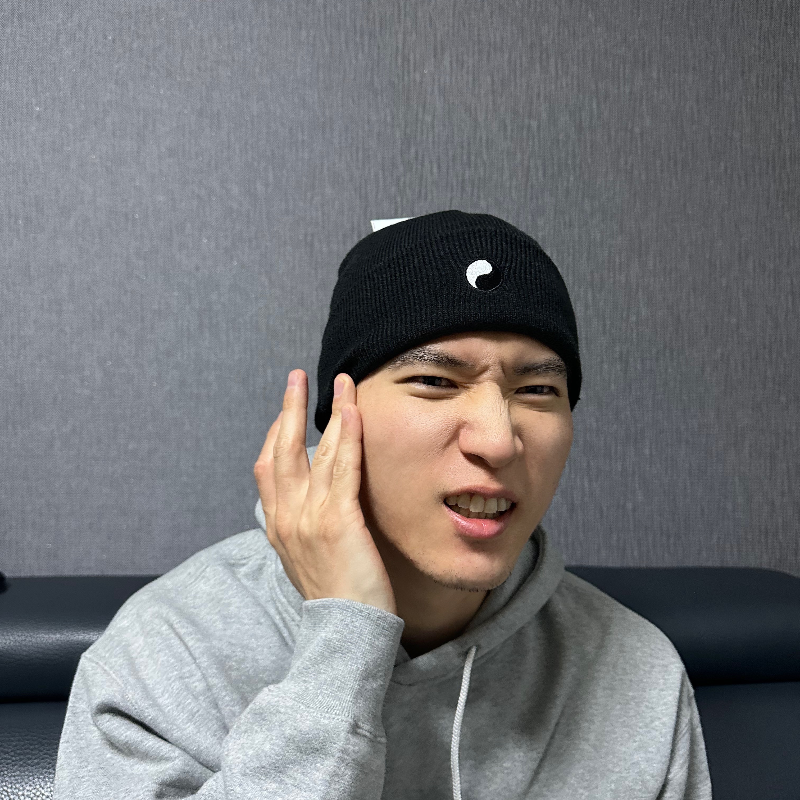 스투시 x 아워레가시 음양 비니 블랙, 나이키 NRG 솔로 스우시 플리스 후드 다크 그레이 헤더 - 아시아 착용 스타일 - 5