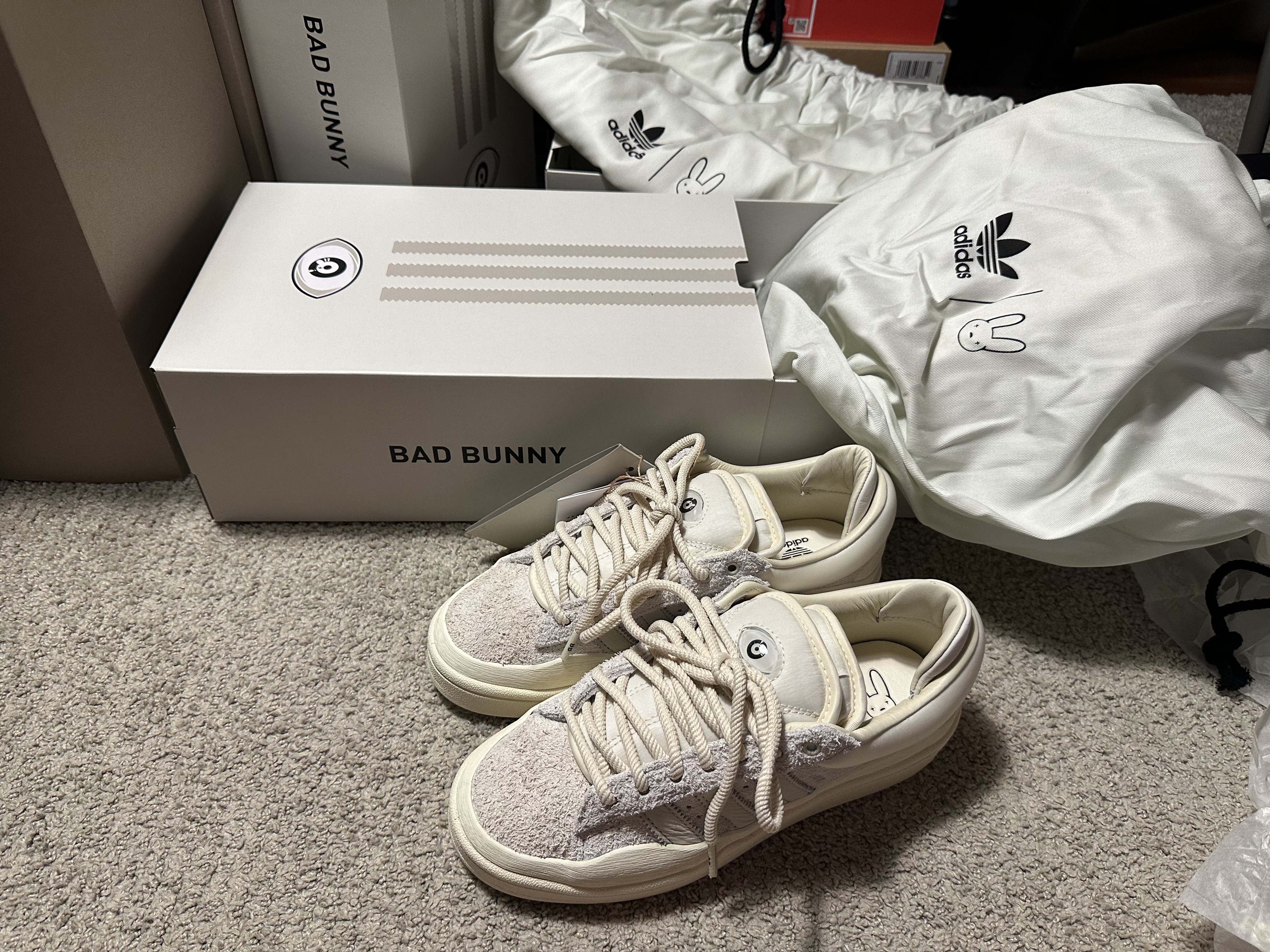 Adidas x Bad Bunny Campus Light Cloud White 착용 스타일 - 1