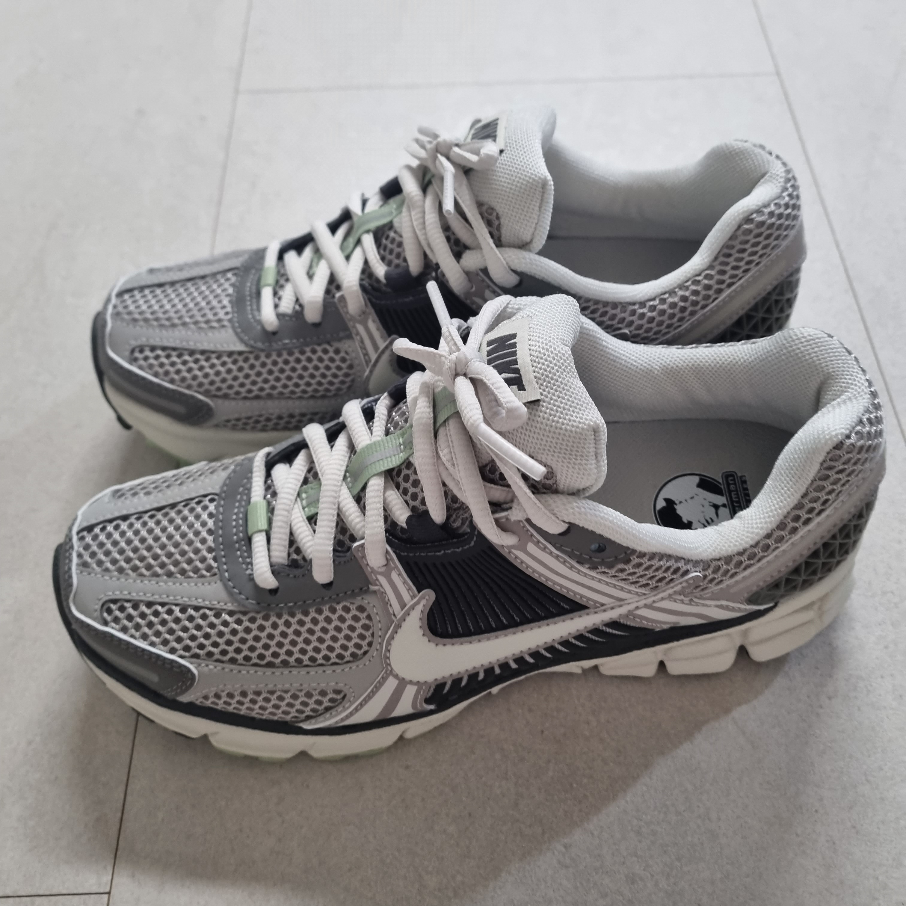 (W) Nike Zoom Vomero 5 Cobblestone and Flat Pewter 착용 스타일