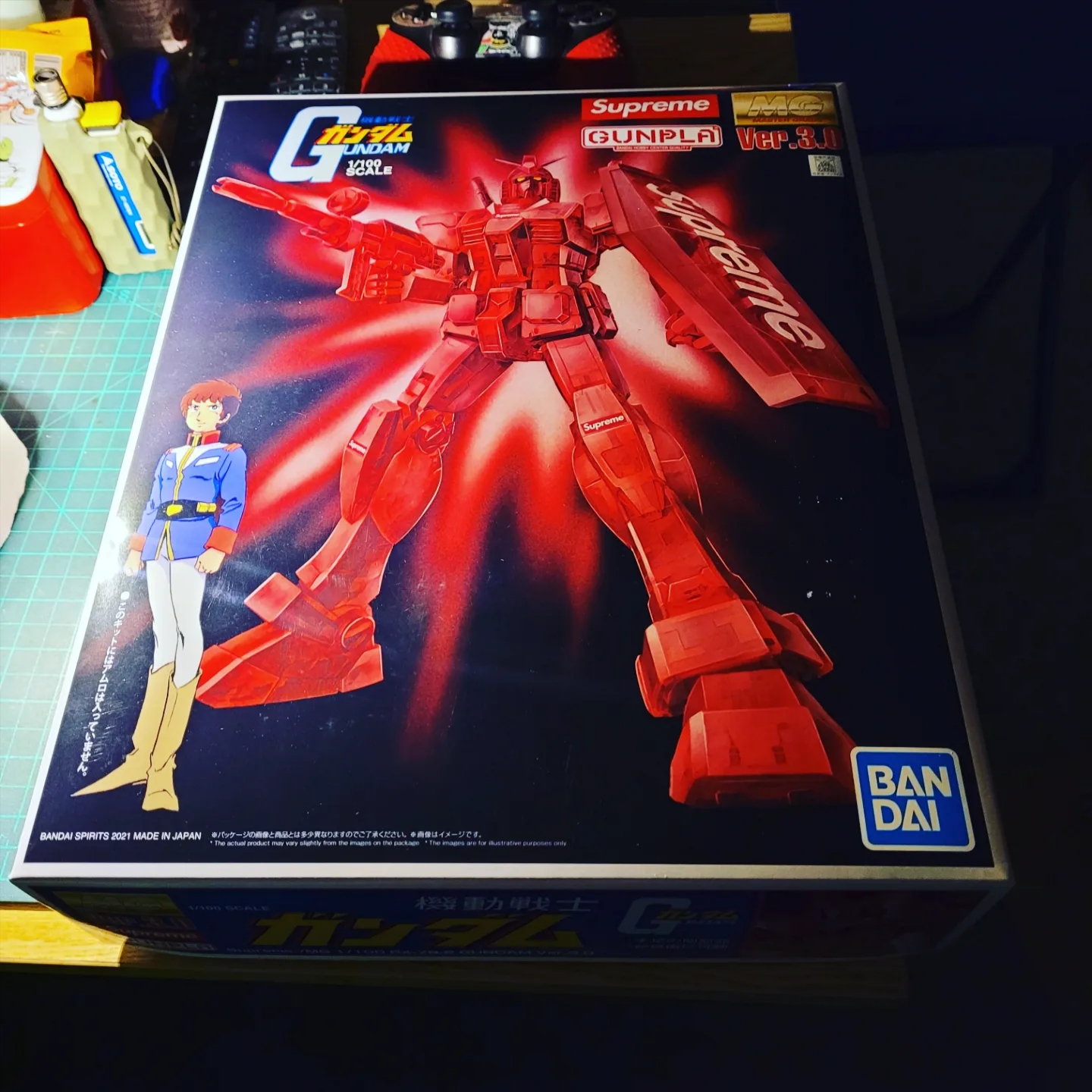 Supreme MG 1/100 RX-78-2 Gundam Ver. 3.0 착용 스타일