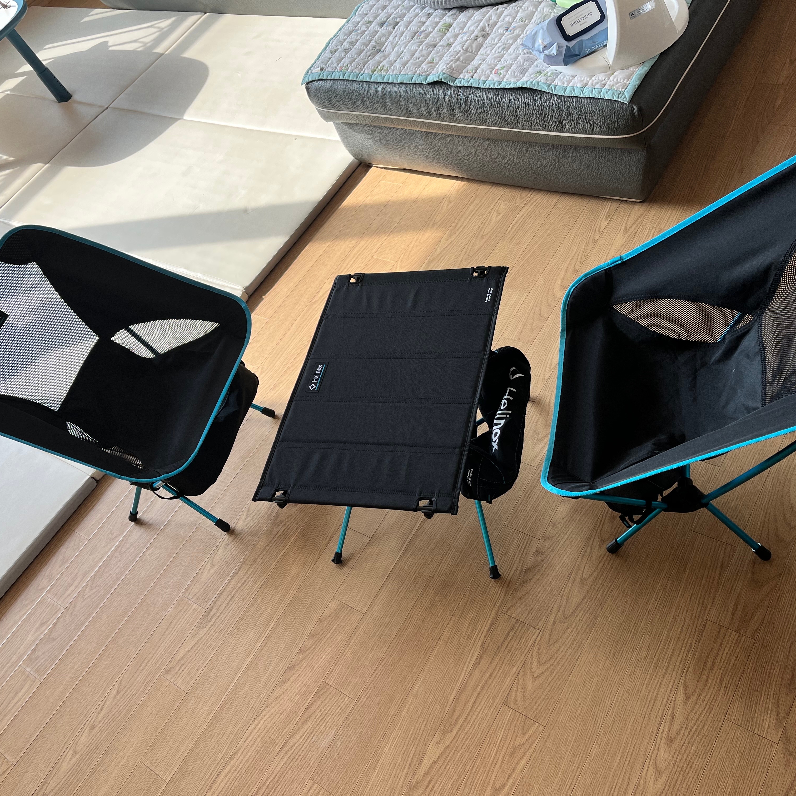 Helinox Chair One Black, Helinox Table One Hard Top L Black 착용 스타일