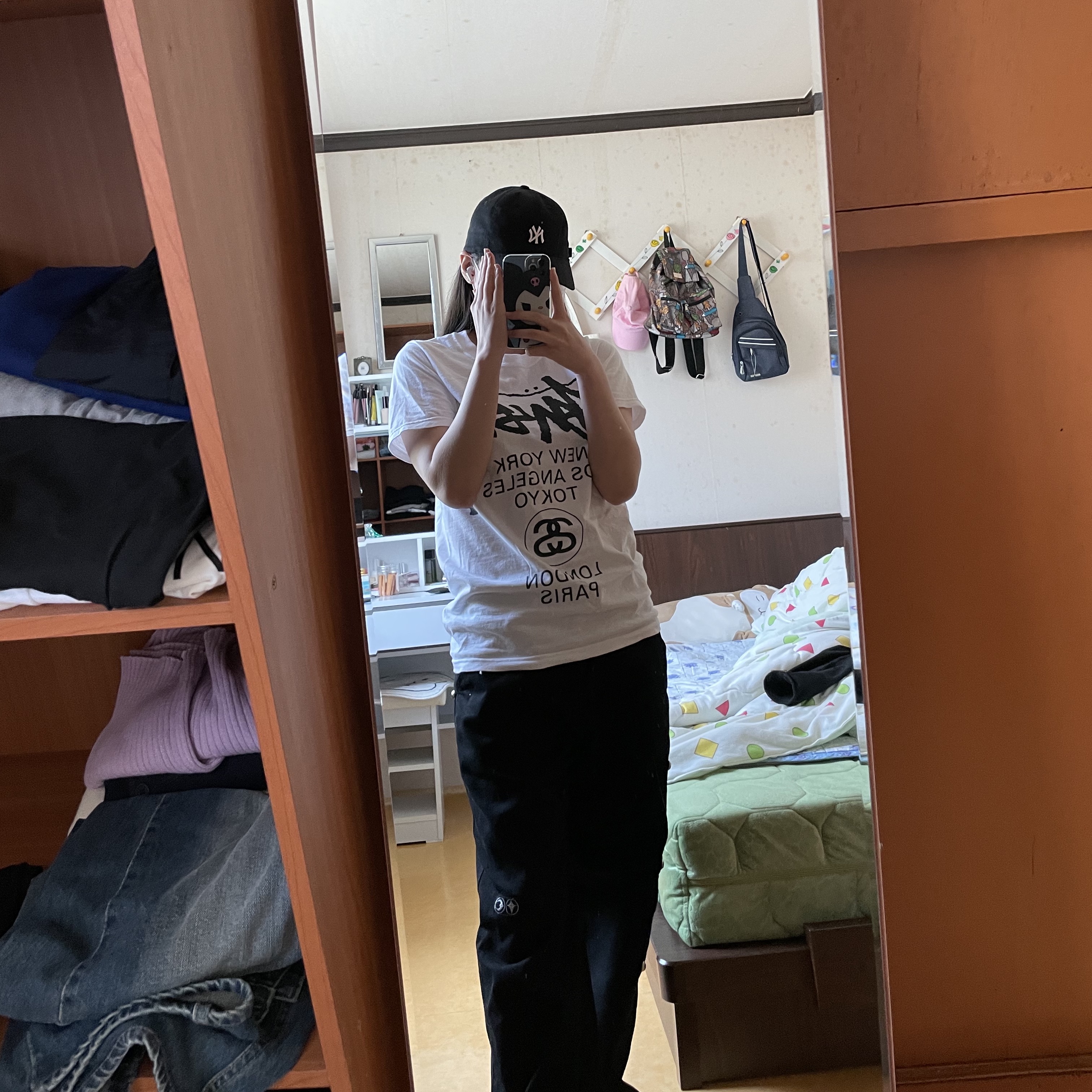 Stussy World Tour T-Shirt White, Apple AirPods Pro 2nd Gen (Korean Ver.) 착용 스타일