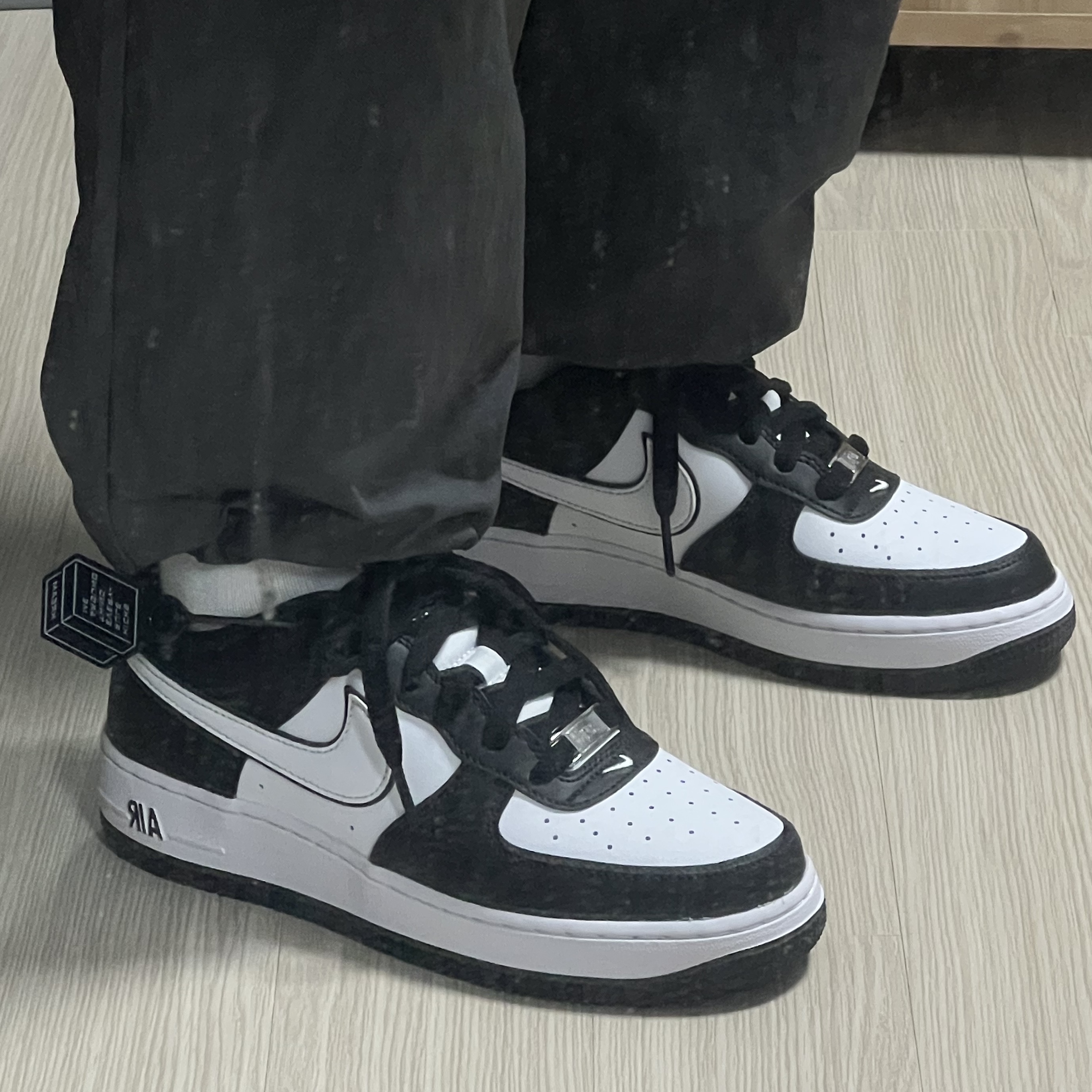 (GS) Nike Air Force 1 LV8 2 Black White 착용 스타일