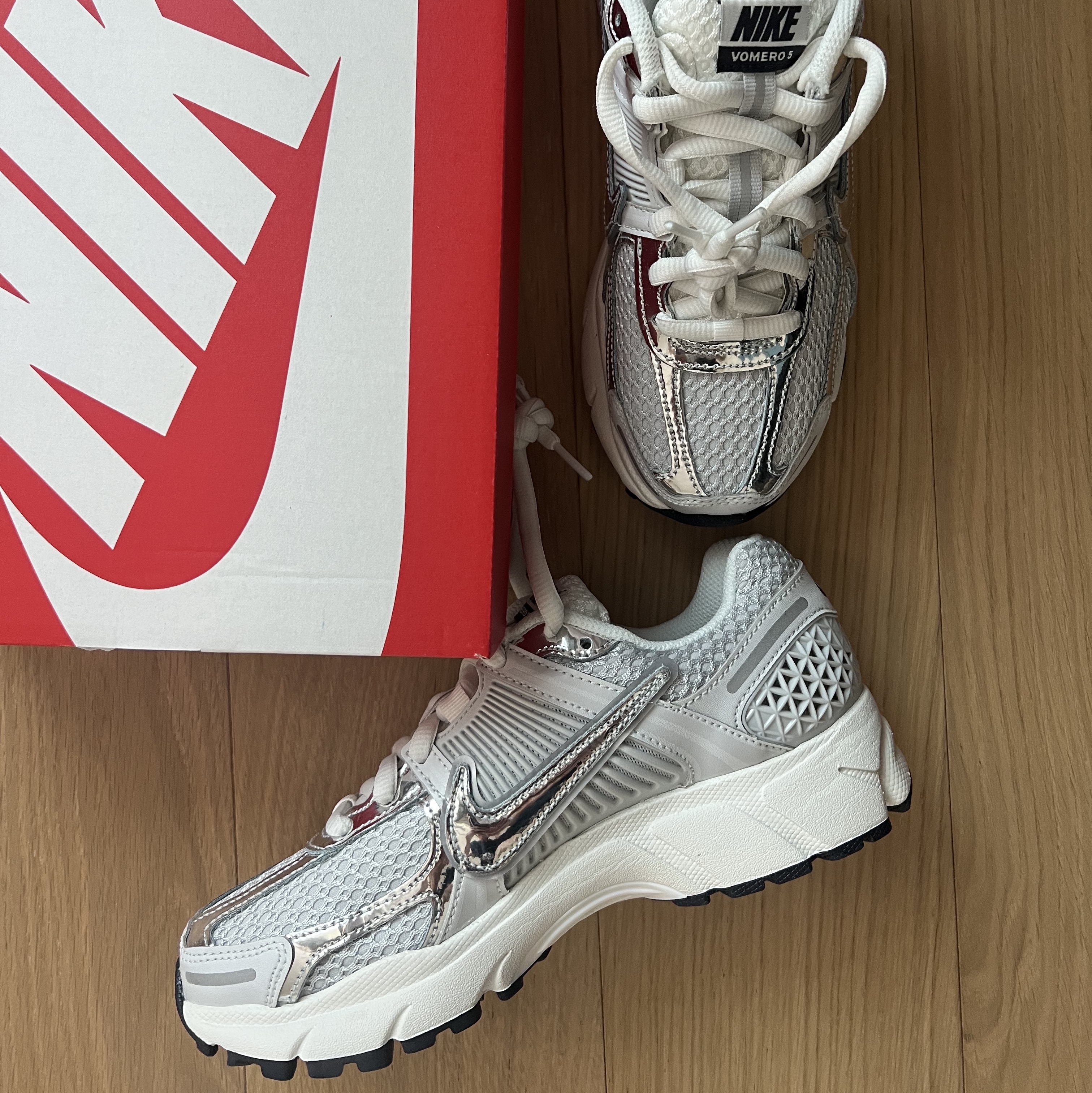 (W) Nike Zoom Vomero 5 Photon Dust and Metallic Silver 착용 스타일