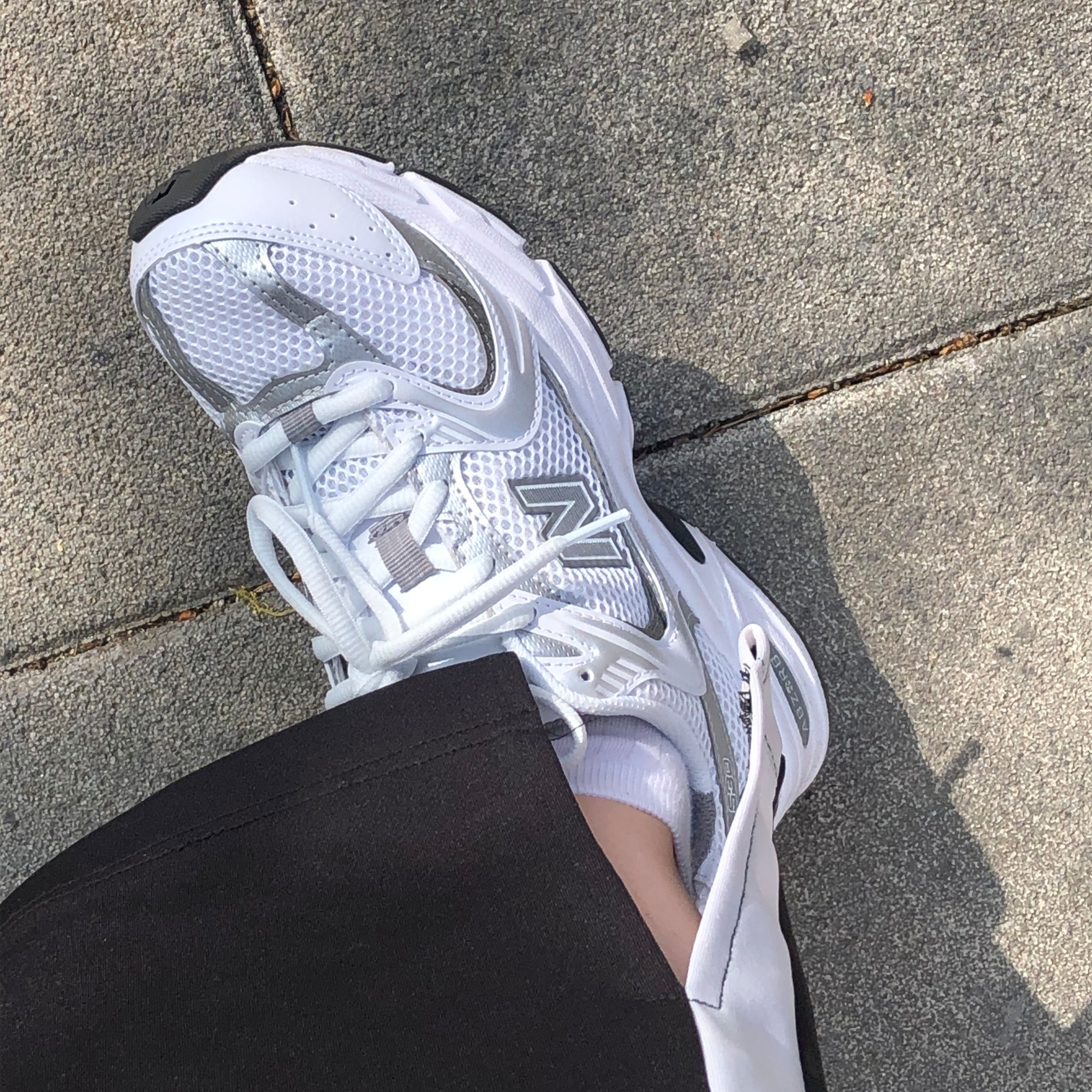 New Balance 530 White Silver 착용 스타일 - 1
