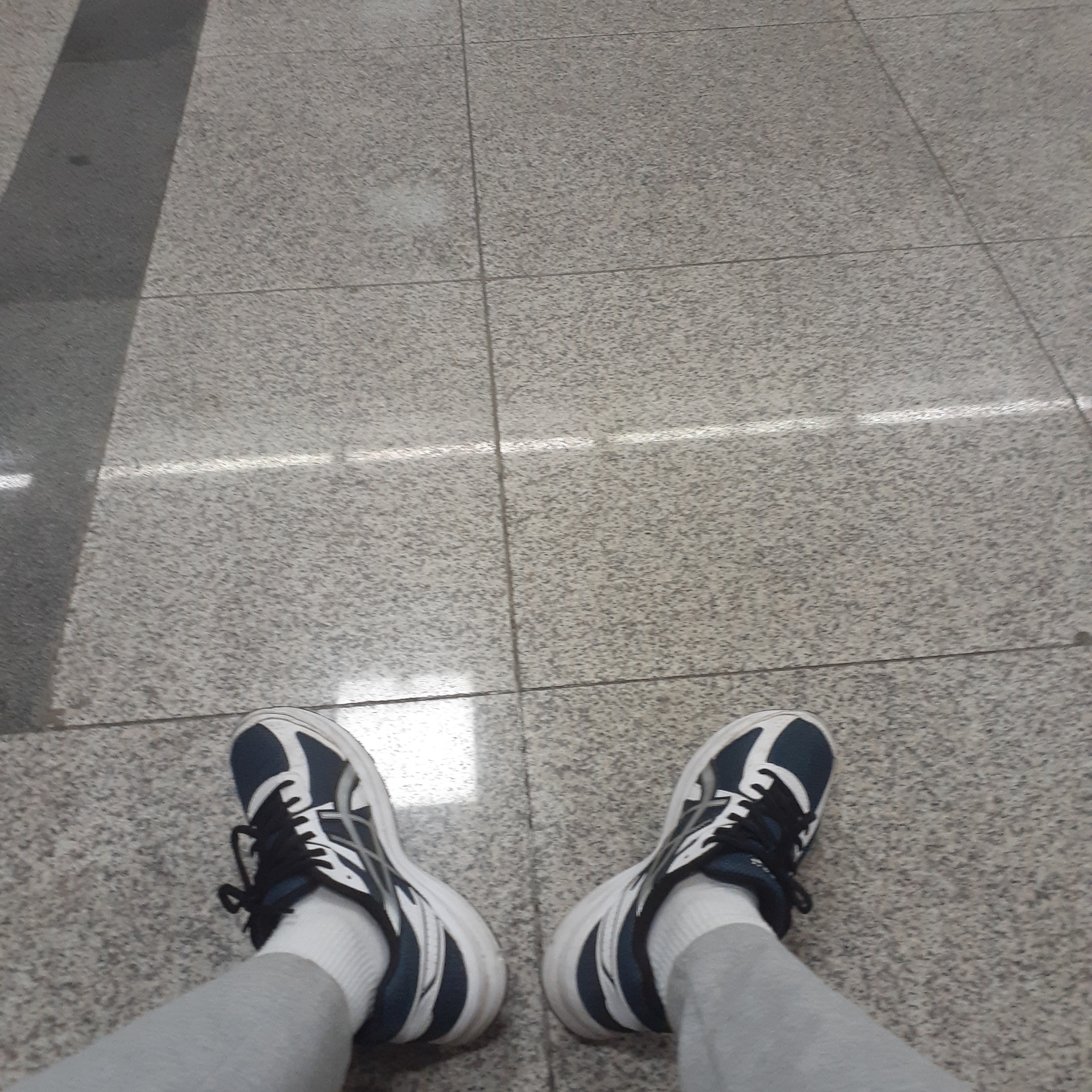 Asics Jog 100 S Navy Pure Silver - 2E Wide 착용 스타일