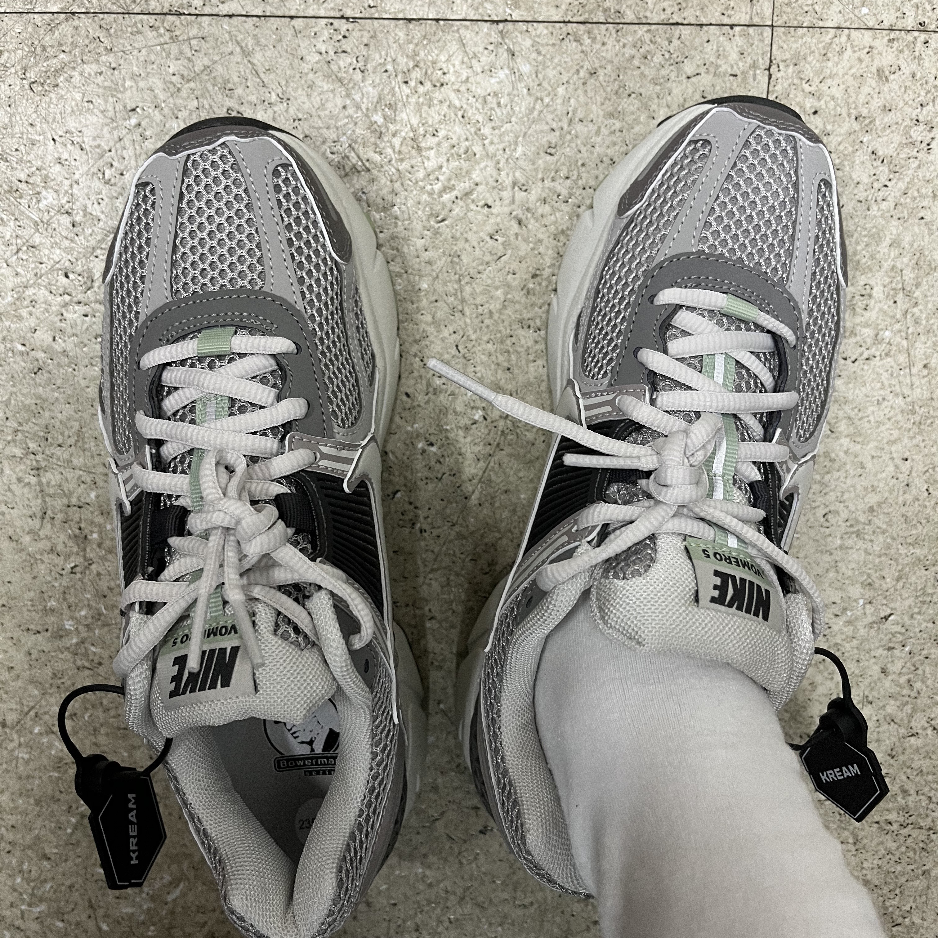 (W) Nike Zoom Vomero 5 Cobblestone and Flat Pewter 착용 스타일