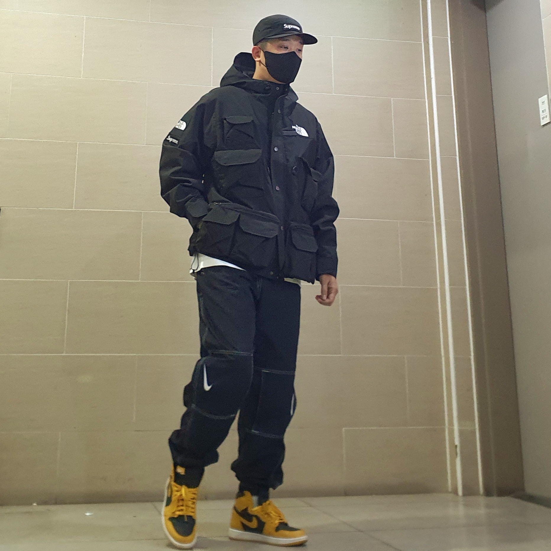 Supreme x The North Face Cargo Jacket Black - 20SS, Supreme Military Camp Cap Black - 20SS 착용 스타일 - 2
