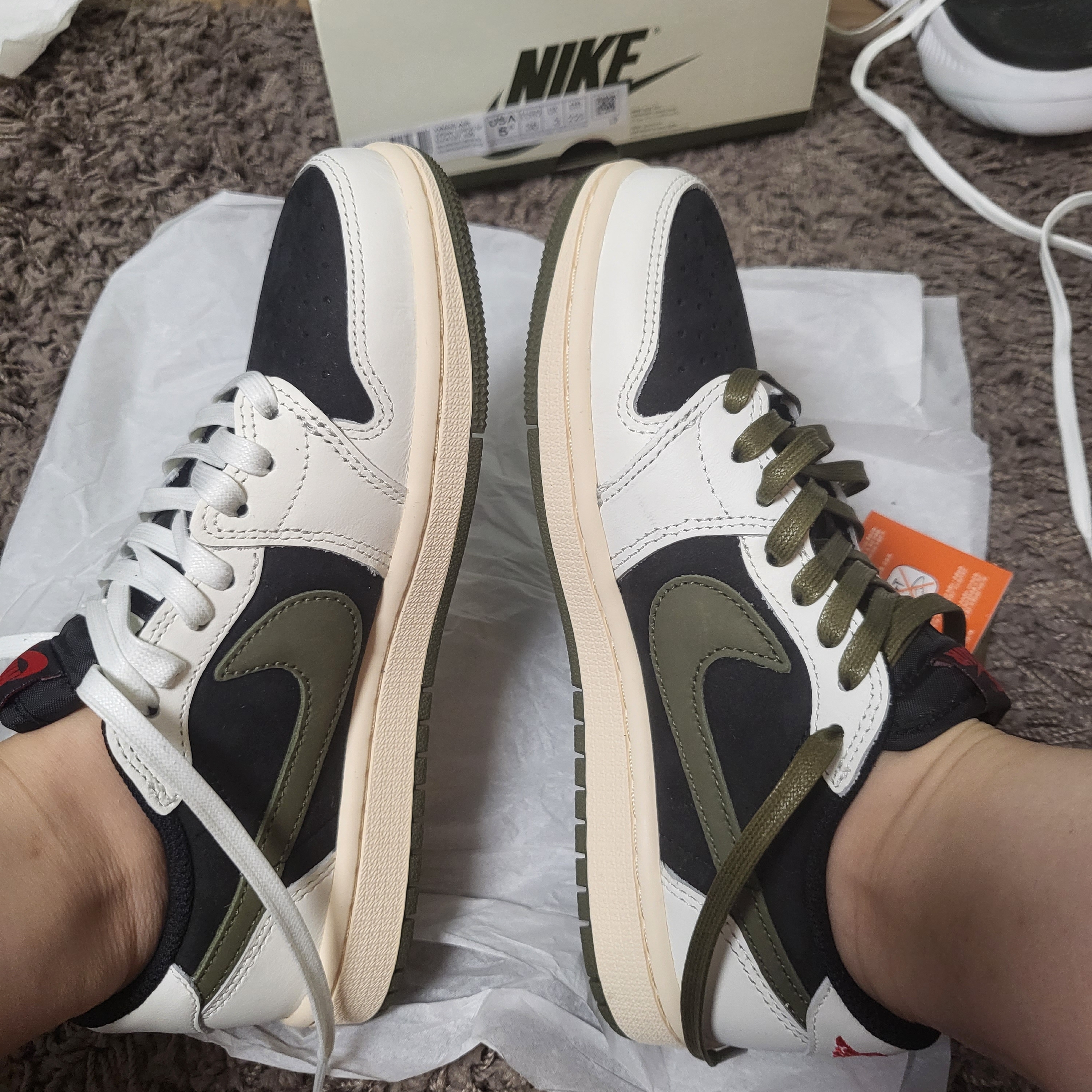 (W) Jordan 1 x Travis Scott Retro Low OG SP Medium Olive 착용 스타일 - 2