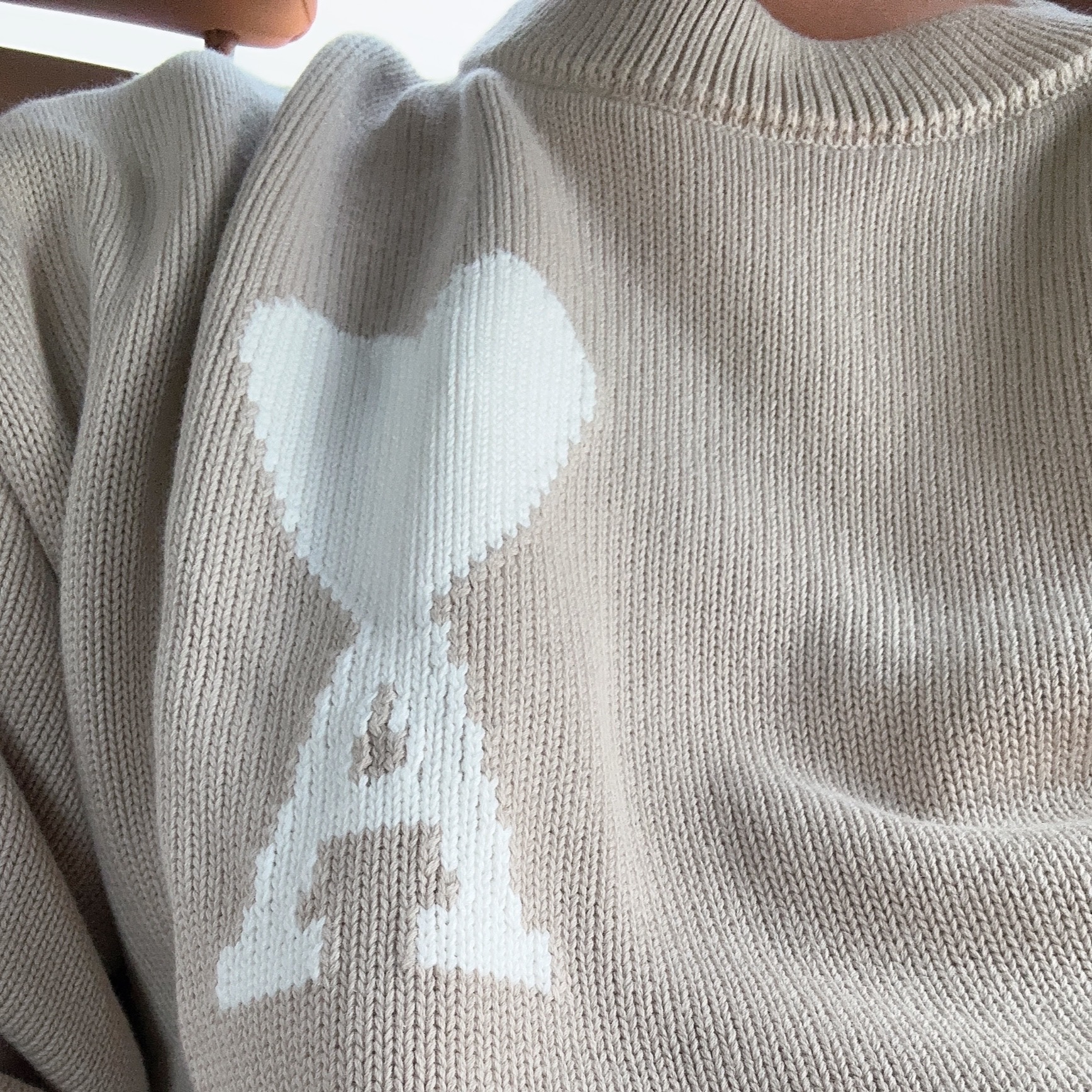 AMI de Coeur Oversize Sweater Beige White - 22SS 착용 스타일