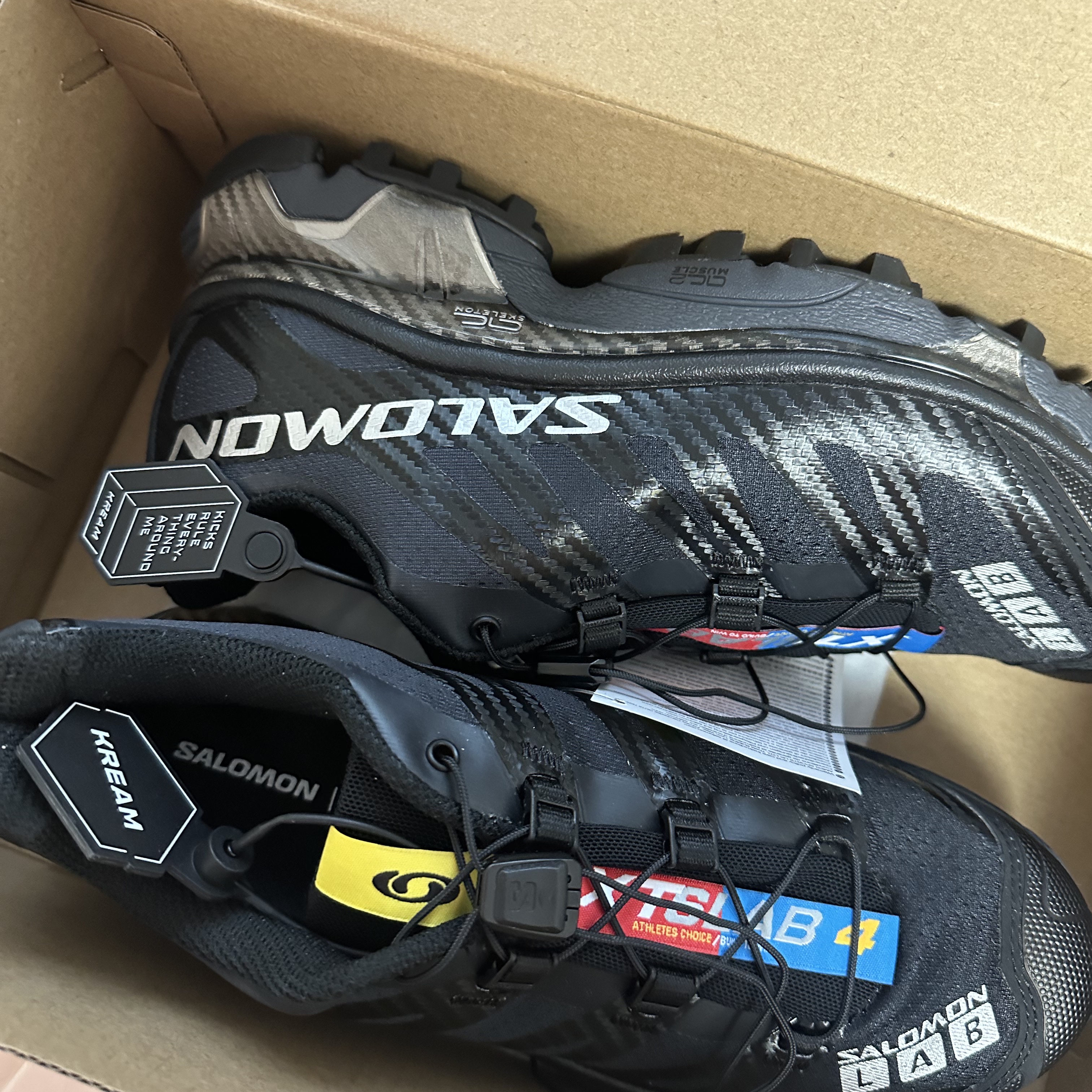 살로몬 XT-4 블랙 실버 메탈릭 착용 스타일 - 3